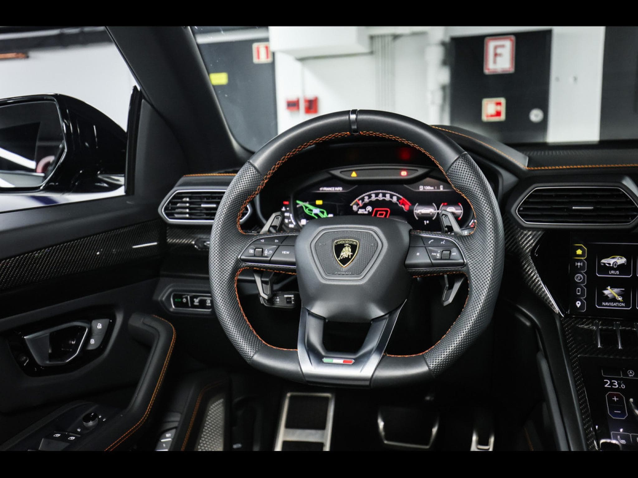 Lamborghini Urus S 4.0 V8  (666 CH) - AKRAPOVIC (2024) - Photo 13