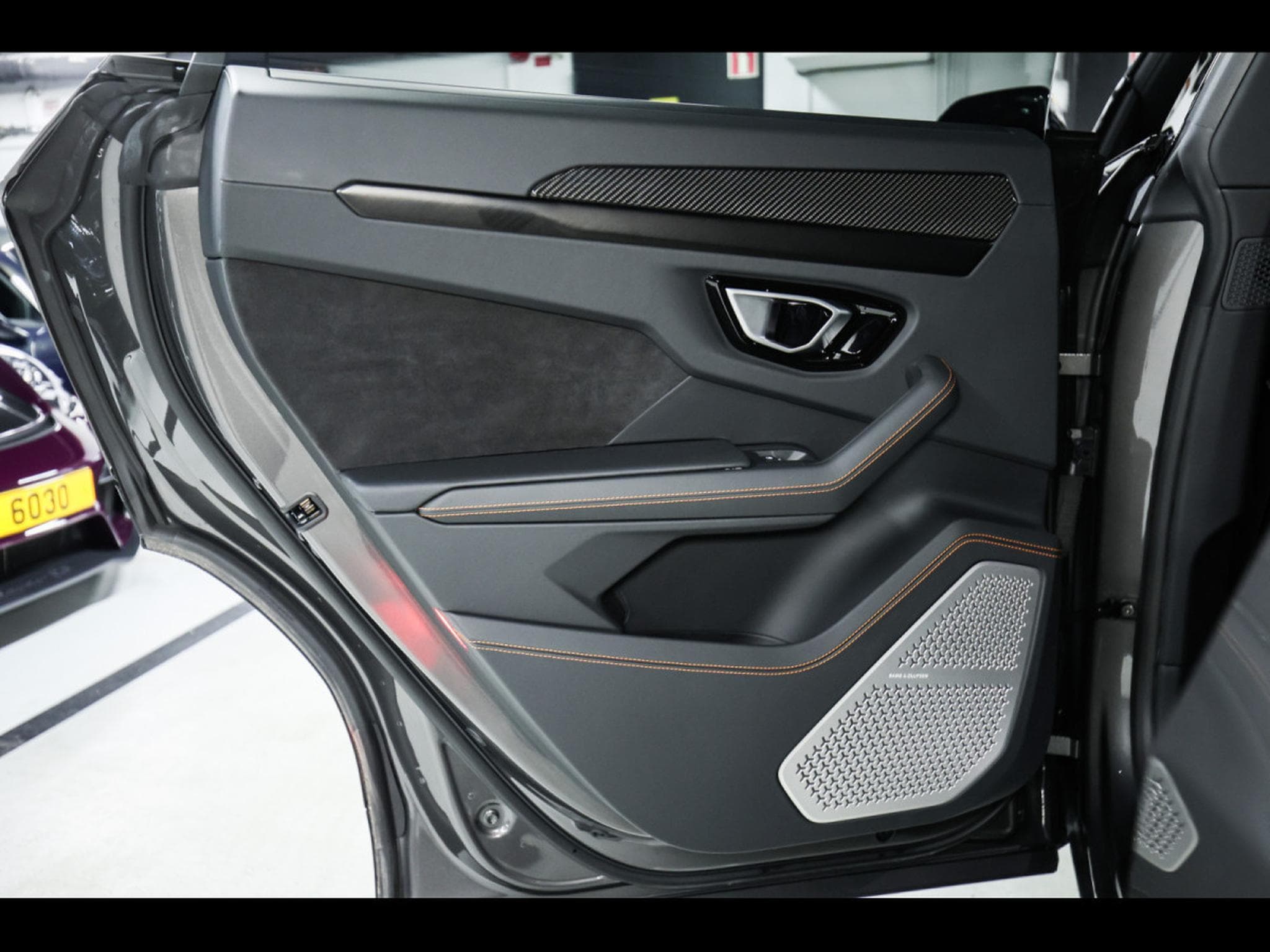 Lamborghini Urus S 4.0 V8  (666 CH) - AKRAPOVIC (2024) - Photo 17