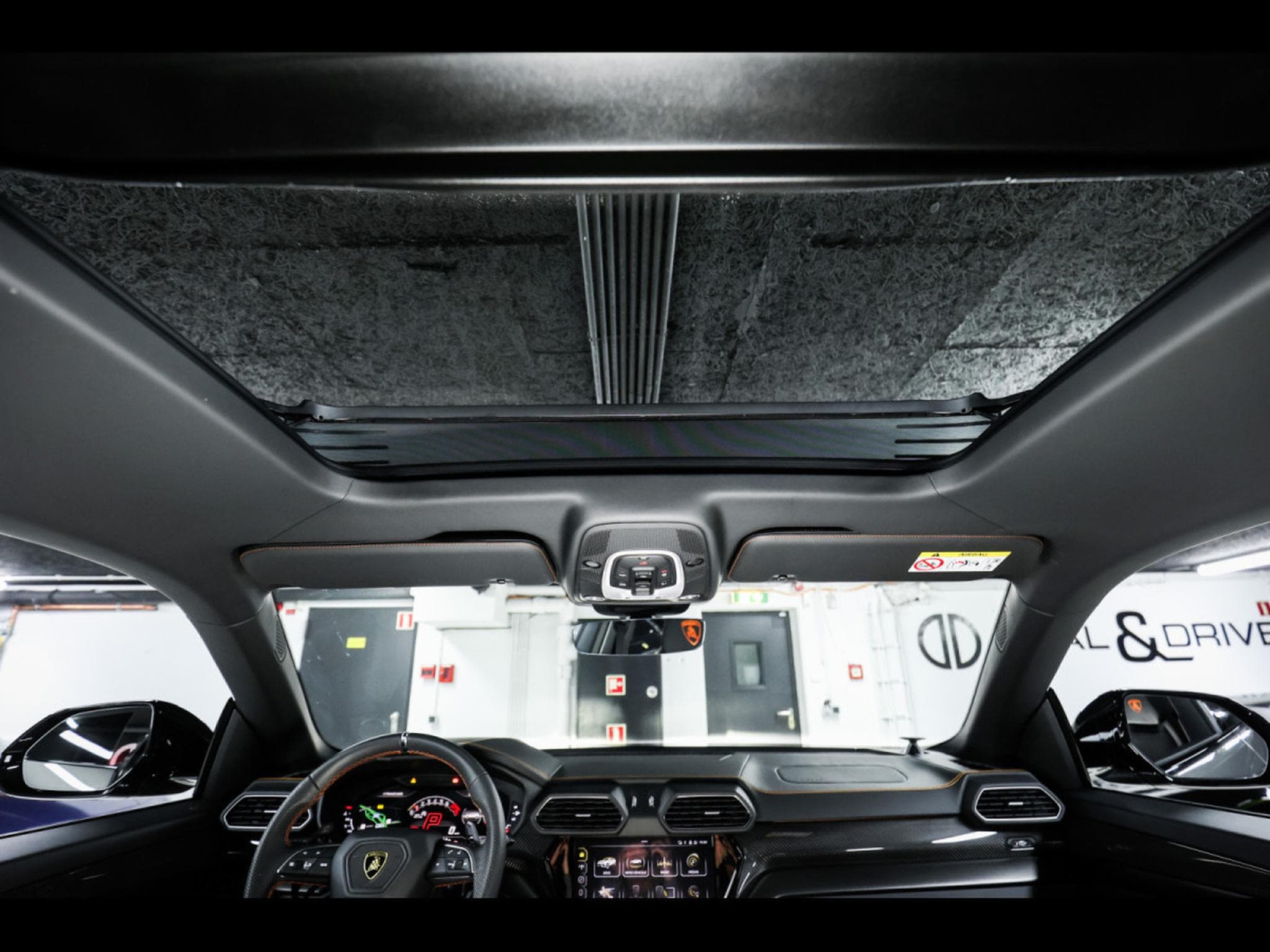 Lamborghini Urus S 4.0 V8  (666 CH) - AKRAPOVIC (2024) - Photo 22