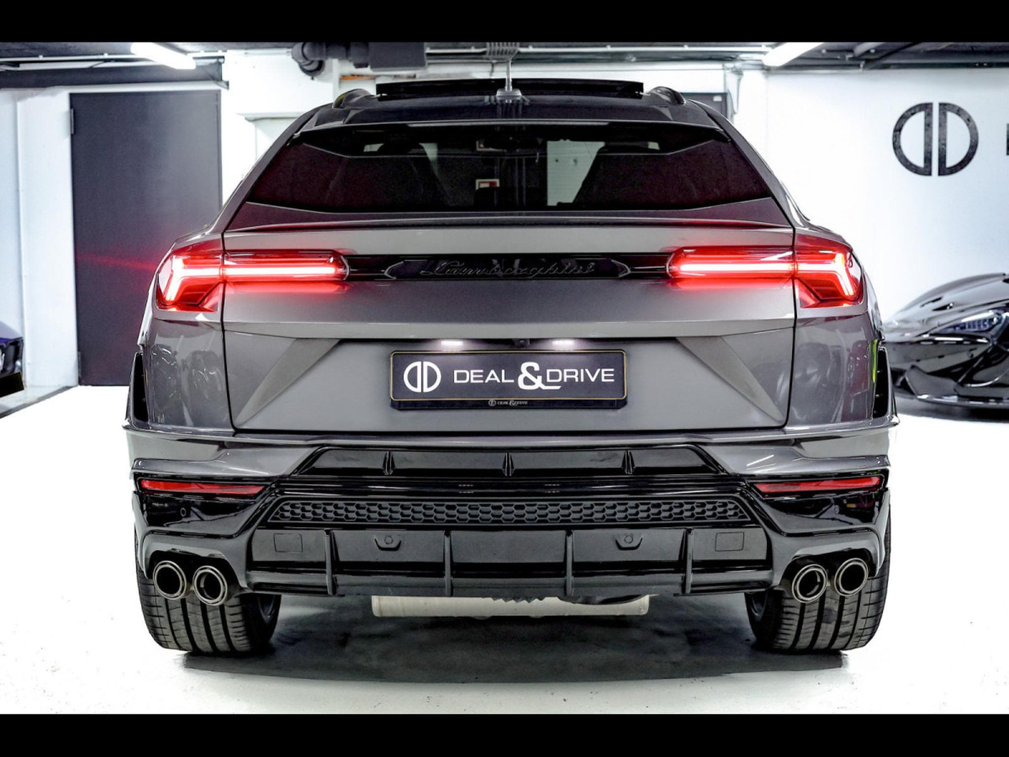 Lamborghini Urus S 4.0 V8  (666 CH) - AKRAPOVIC (2024) - Photo 5