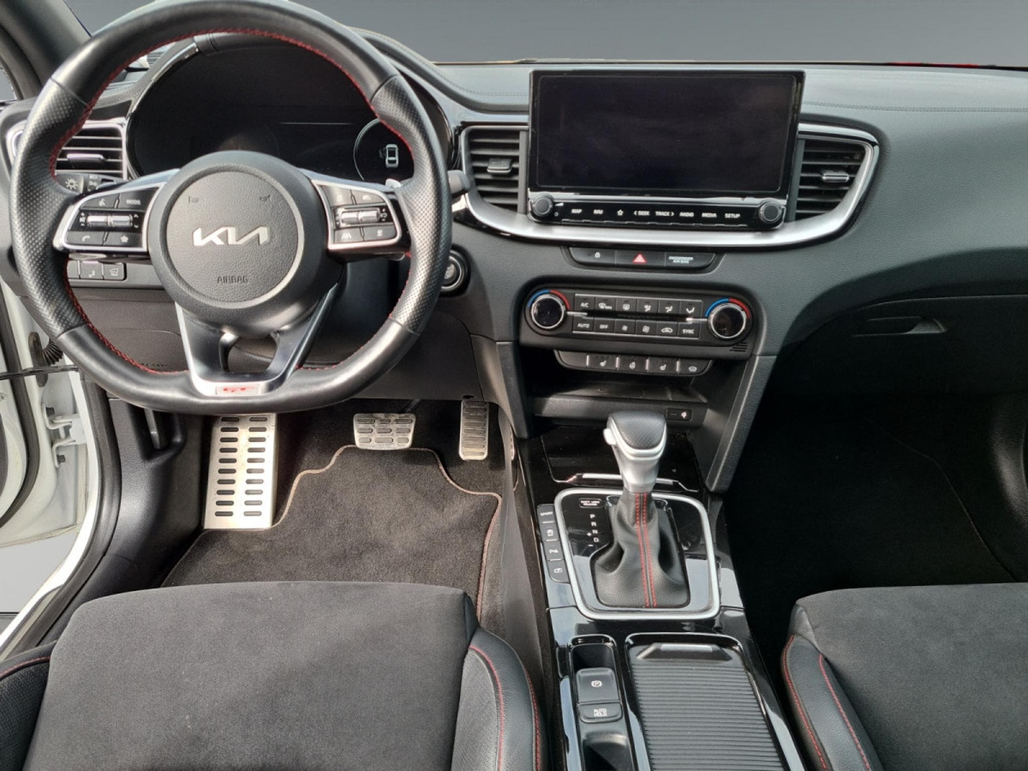 Kia ProCeed GT 1.6T 204 DCT (2023) - Photo 12