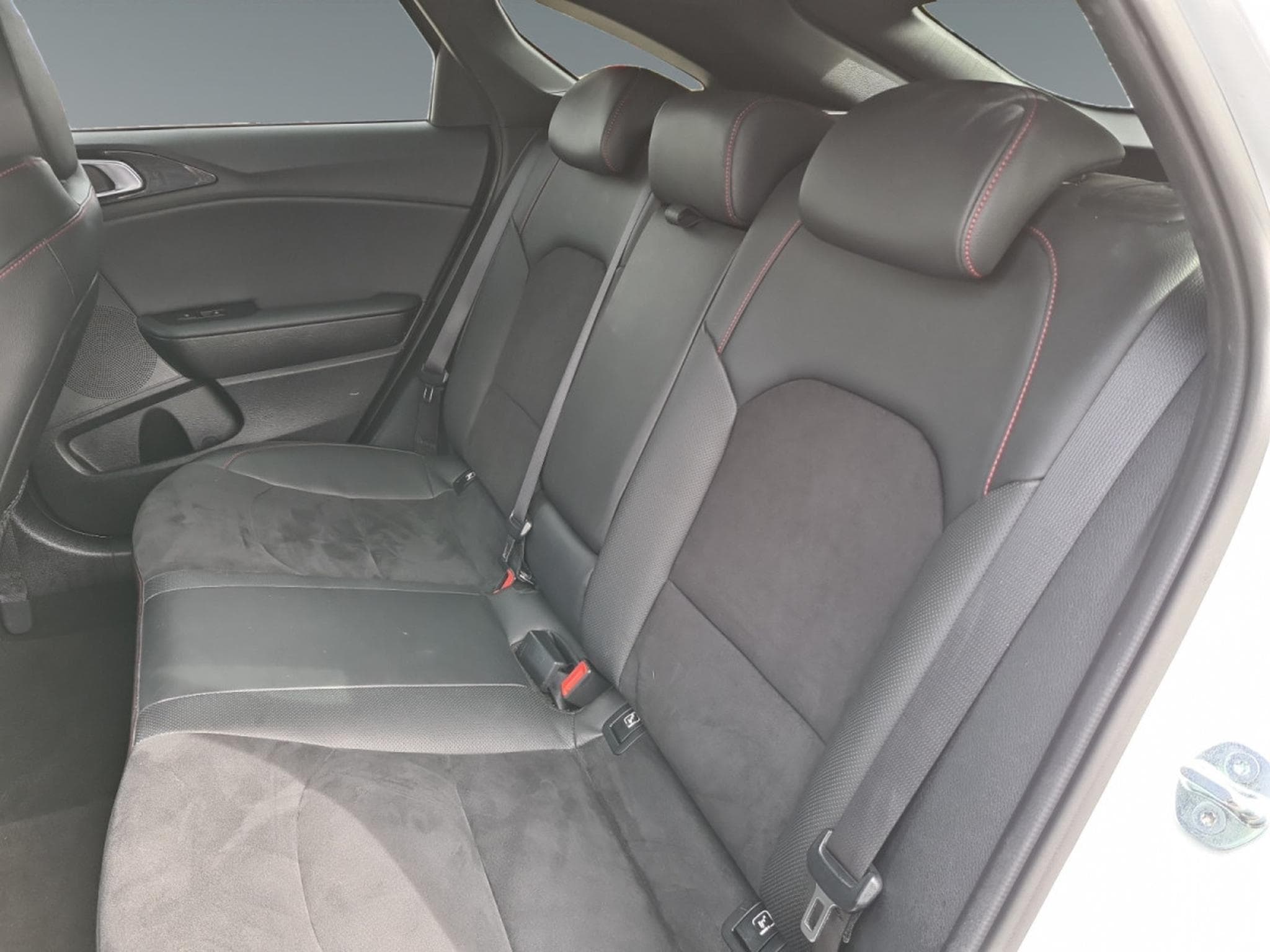 Kia ProCeed GT 1.6T 204 DCT (2023) - Photo 15