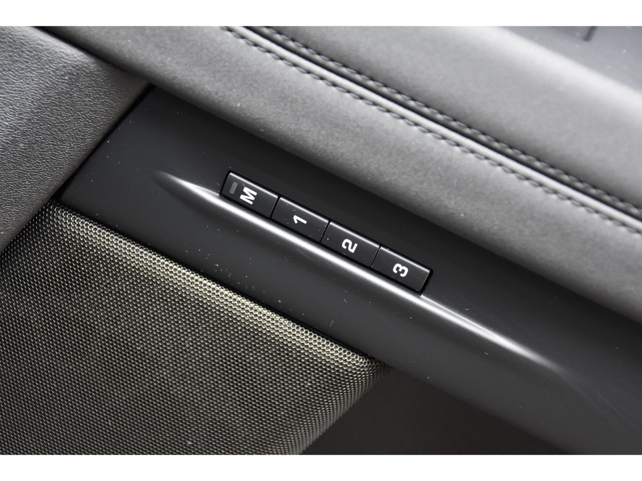 Land-Rover Range Rover Evoque 2.0 P300 R-Dynamic PANO MEMO MERIDIAN CAM LANE JA20 (2020) - Photo 21