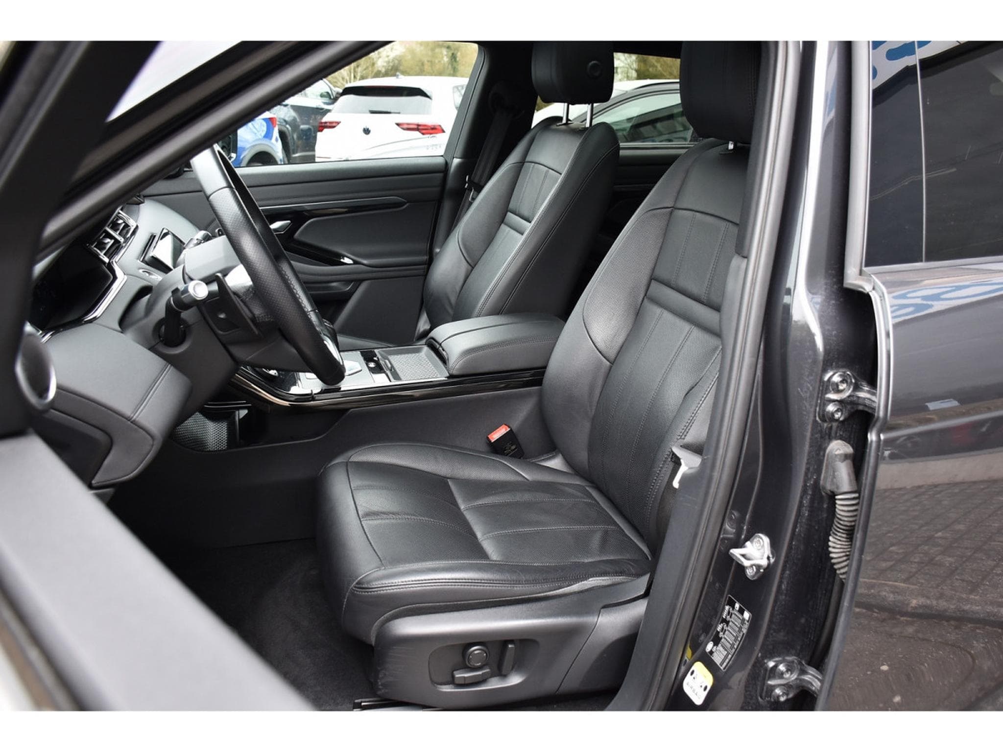 Land-Rover Range Rover Evoque 2.0 P300 R-Dynamic PANO MEMO MERIDIAN CAM LANE JA20 (2020) - Photo 6