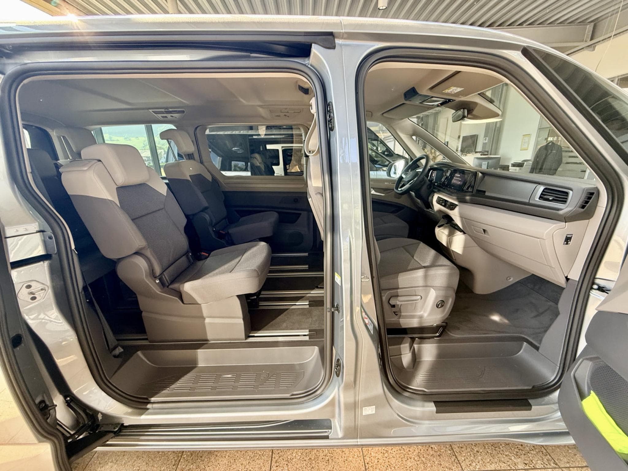VW Multivan Life 2.0 TDI SCR DSG  Version longue 150ch (2026) - Photo 5