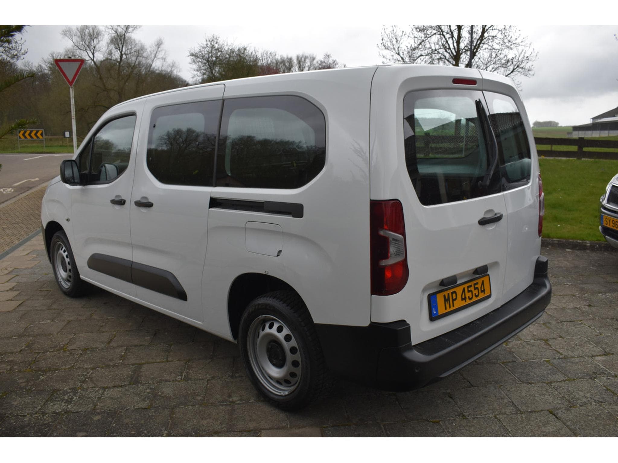 Citroën Berlingo 1,5 HDi Maxi 3 places très soignée (2026) - Photo 6