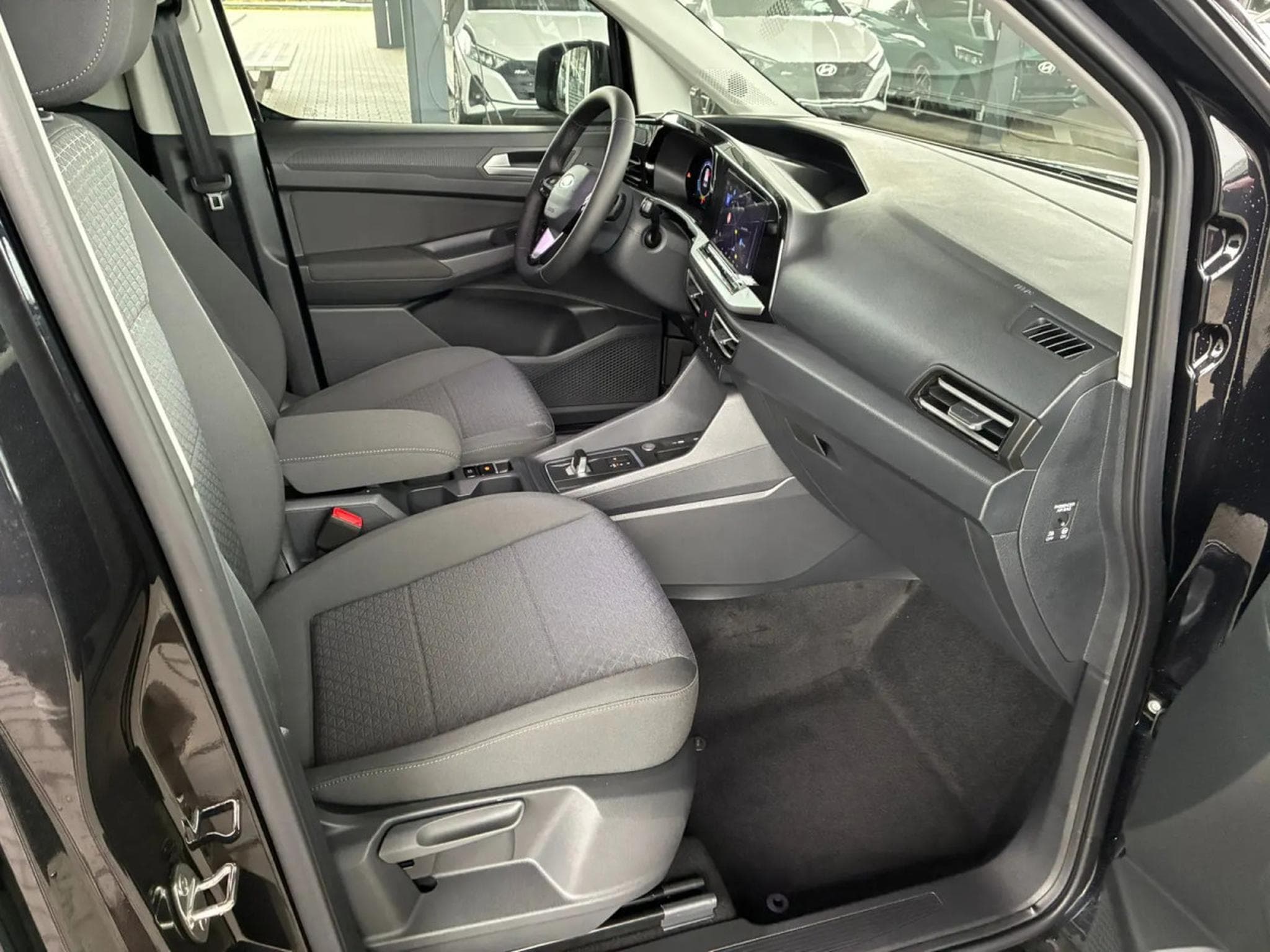 Ford Tourneo 1.5 Ecoboost 116 AT Titanium L2 (2025) - Photo 13