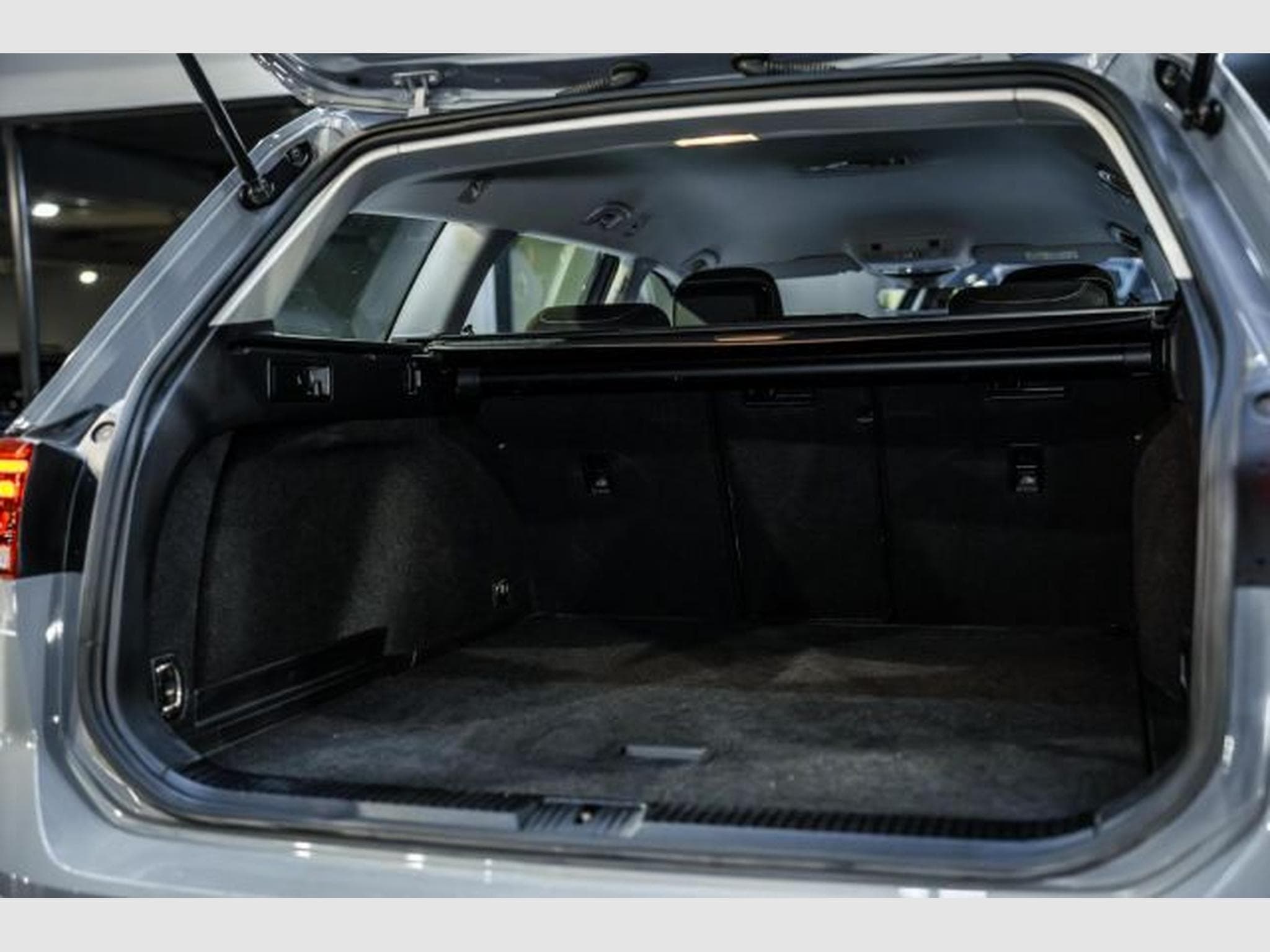 VW Passat Passat Variant 2.0 TDI R-Line NAVI LED RFK ACC (2022) - Foto 14