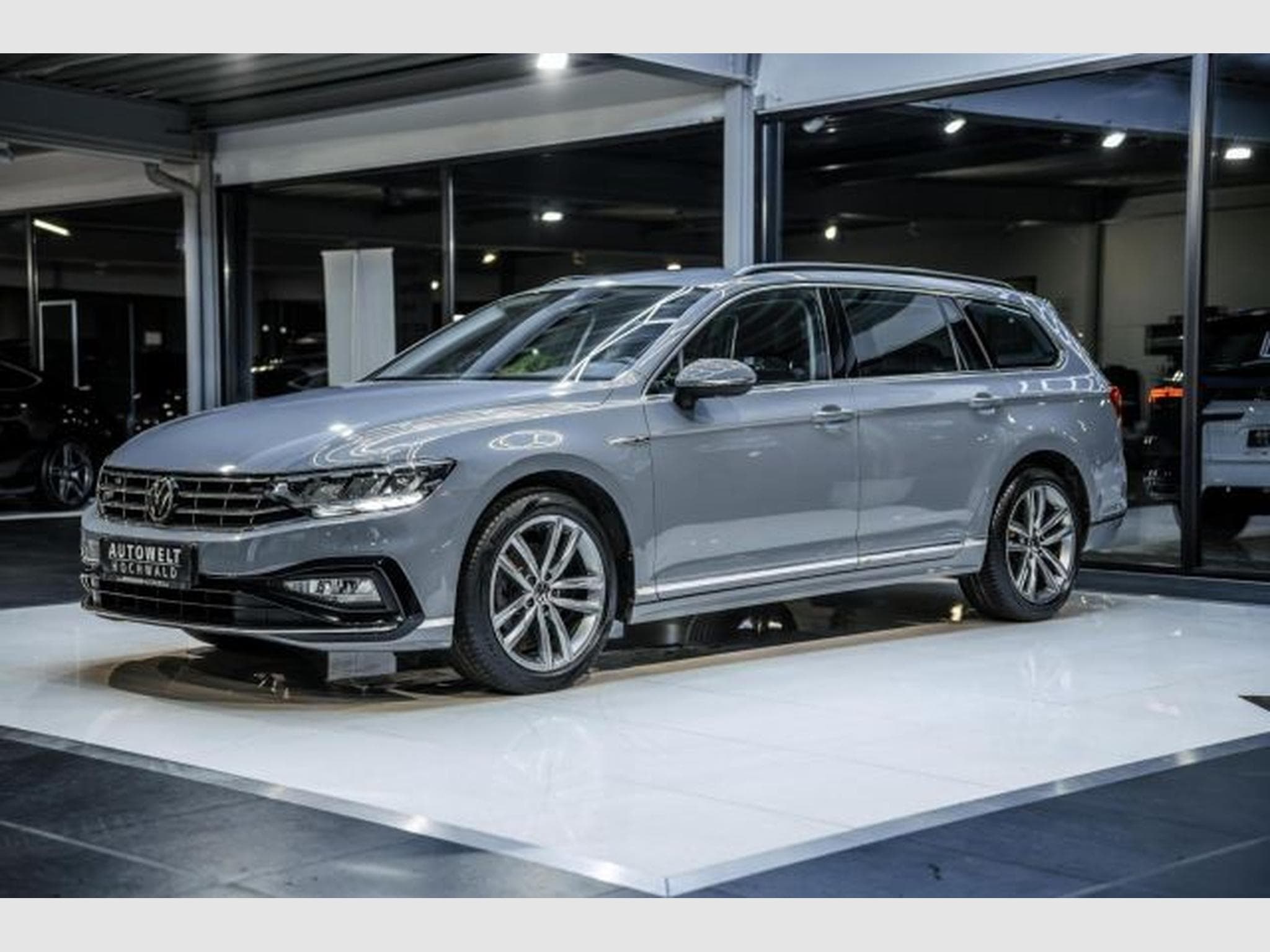 VW Passat Passat Variant 2.0 TDI R-Line NAVI LED RFK ACC (2022) - Foto 4