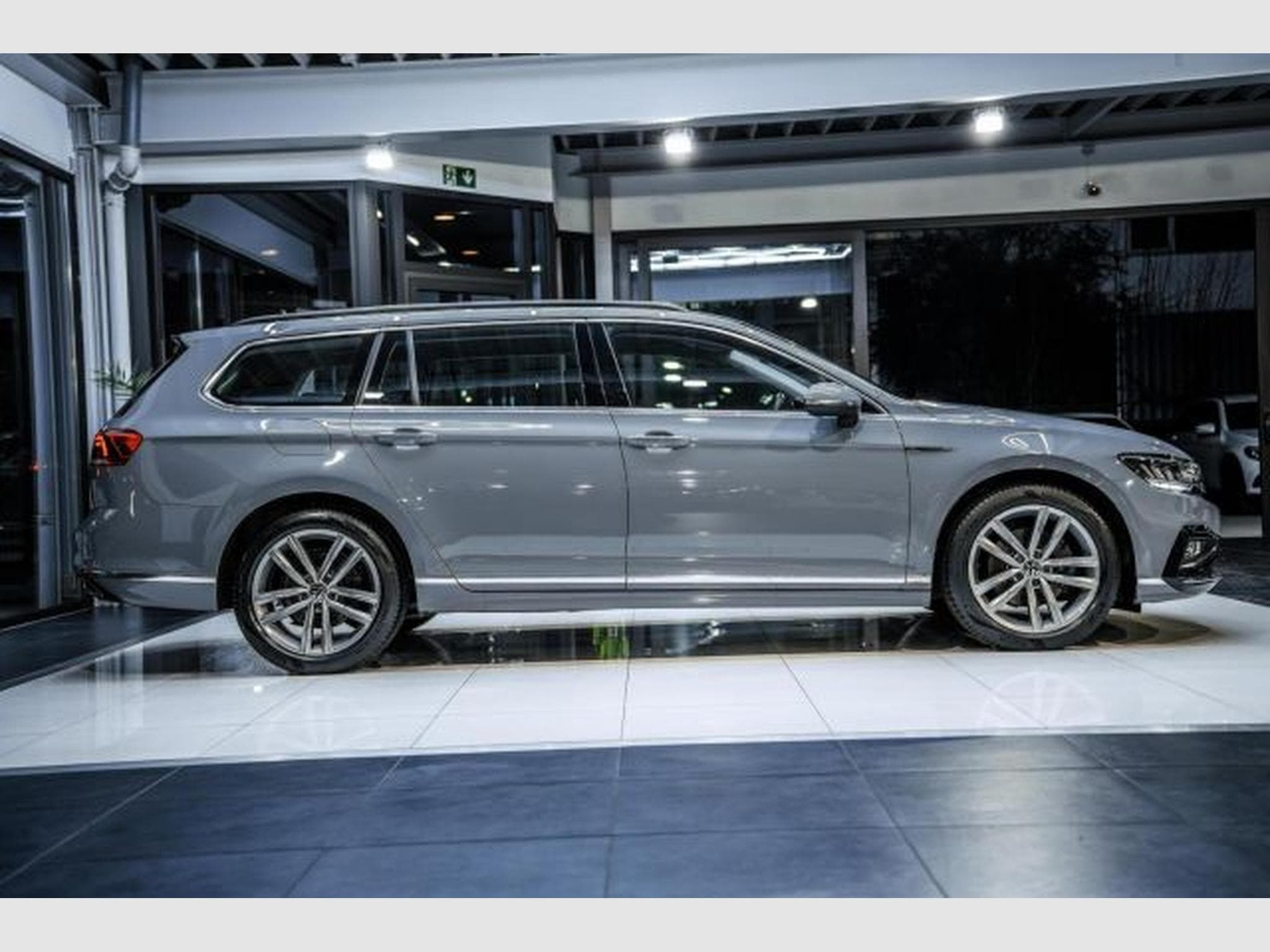 VW Passat Passat Variant 2.0 TDI R-Line NAVI LED RFK ACC (2022) - Foto 7