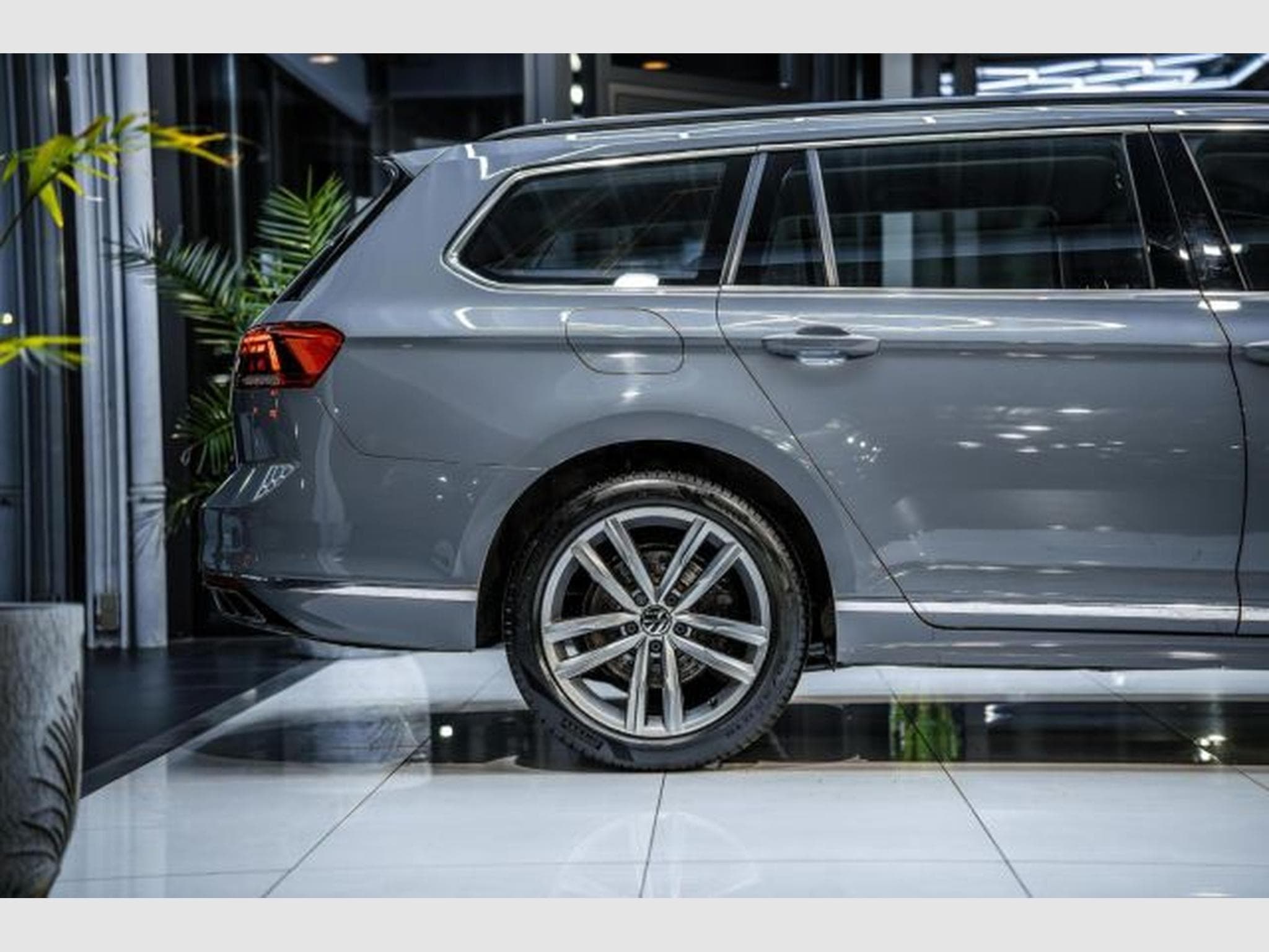 VW Passat Passat Variant 2.0 TDI R-Line NAVI LED RFK ACC (2022) - Foto 8