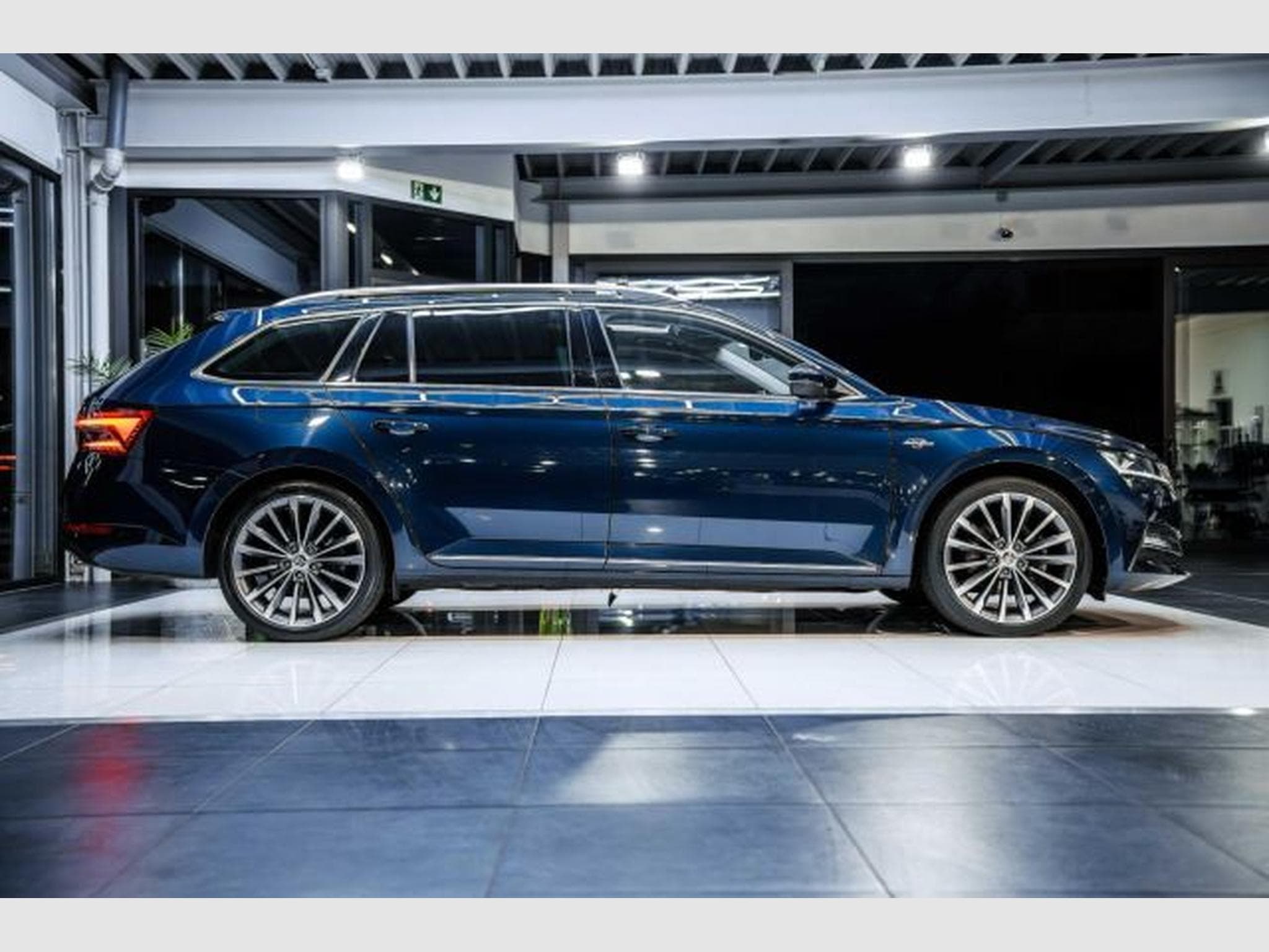 Skoda Superb Superb 2.0 TDI DSG Laurin &amp; Klement PANO STAHZG (2023) - Foto 7