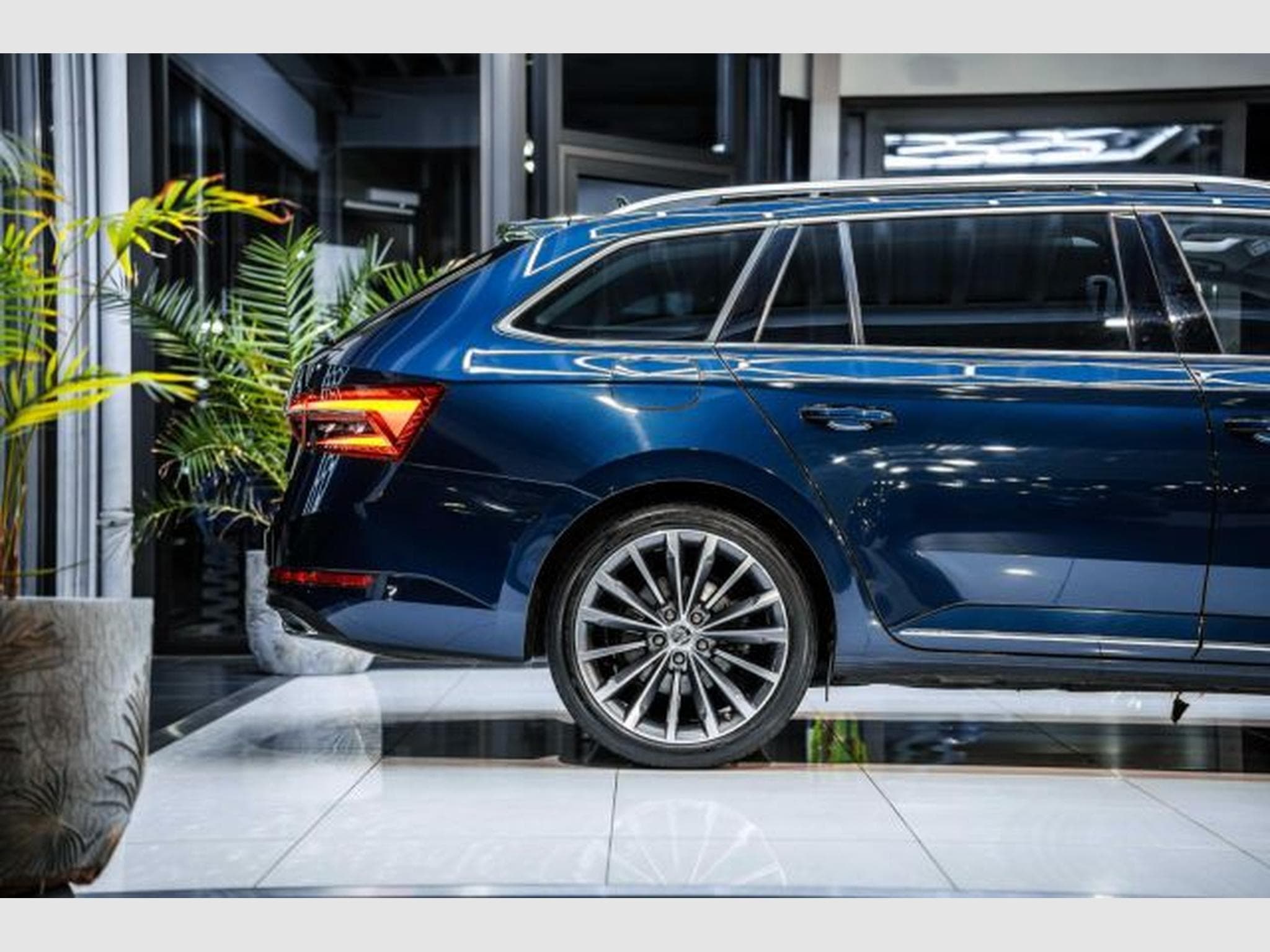 Skoda Superb Superb 2.0 TDI DSG Laurin &amp; Klement PANO STAHZG (2023) - Foto 8
