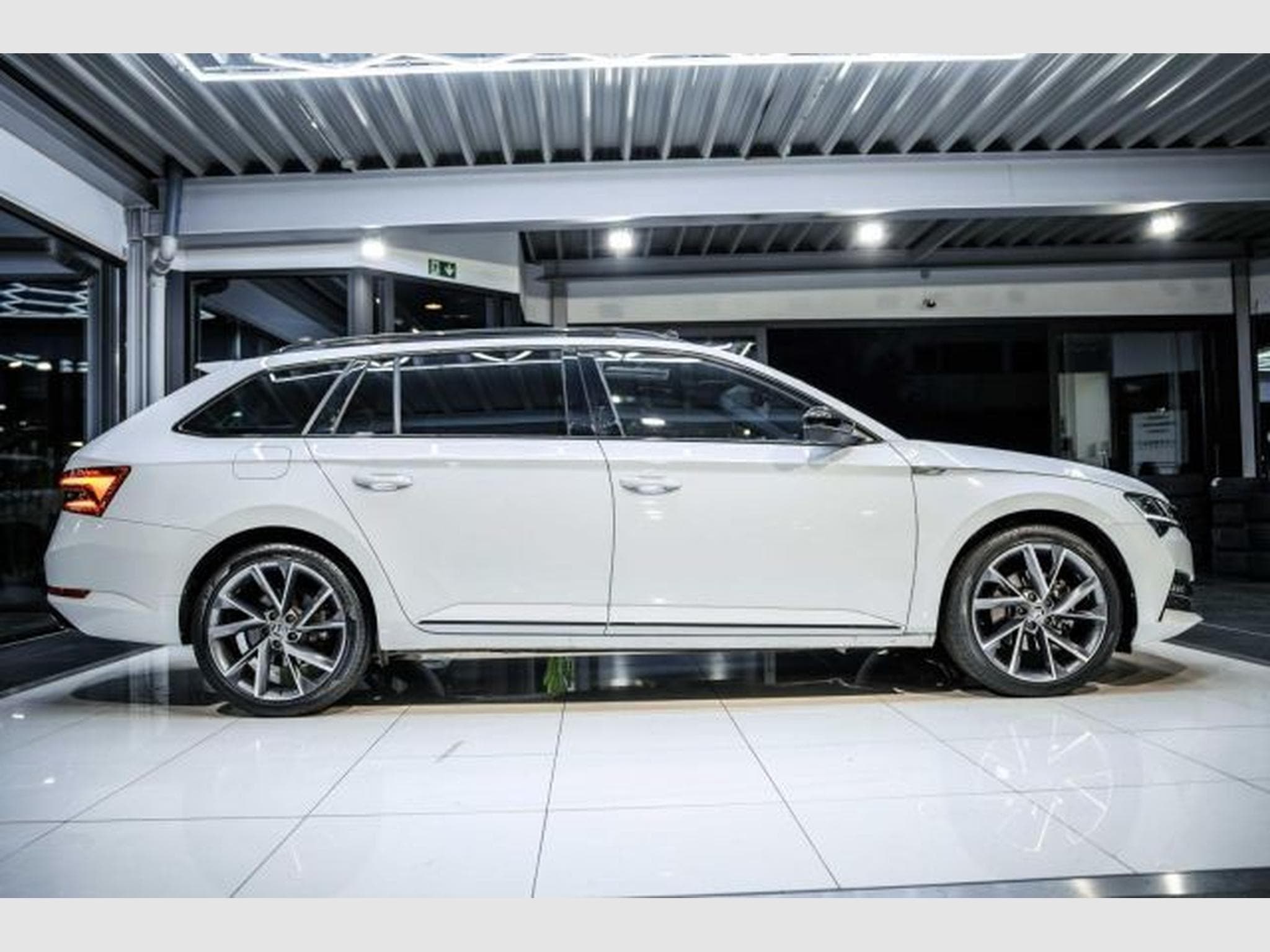 Skoda Superb Superb 2.0 TDI DSG Sportline NAVI LED PANO RFK (2021) - Photo 7