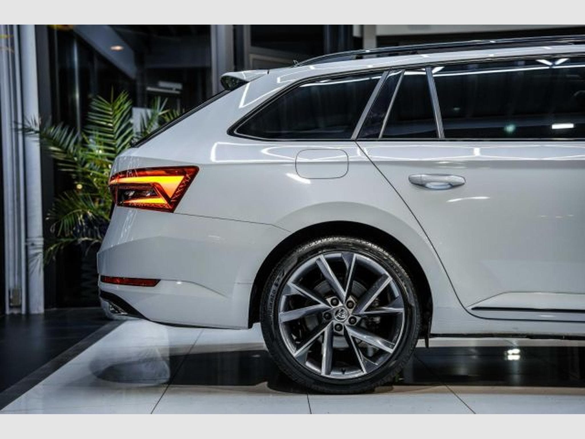 Skoda Superb Superb 2.0 TDI DSG Sportline NAVI LED PANO RFK (2021) - Photo 8