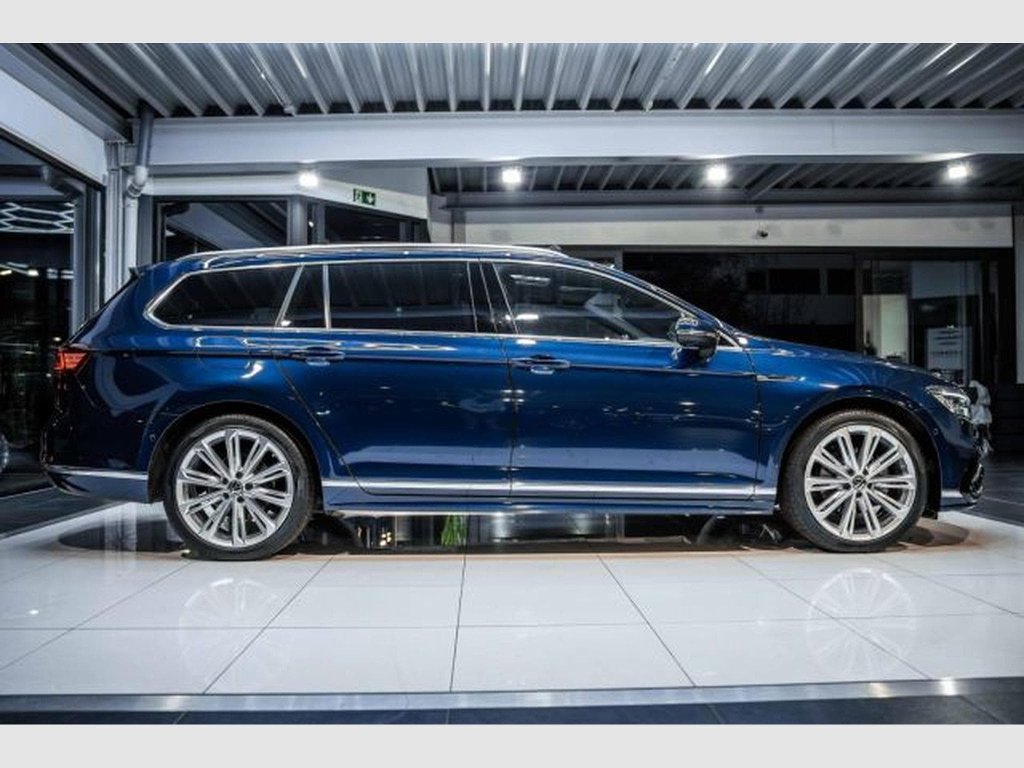 VW Passat Passat Variant 2.0 TDI DSG 2x R-Line STAHZG H&amp;K (2022) - Photo 7