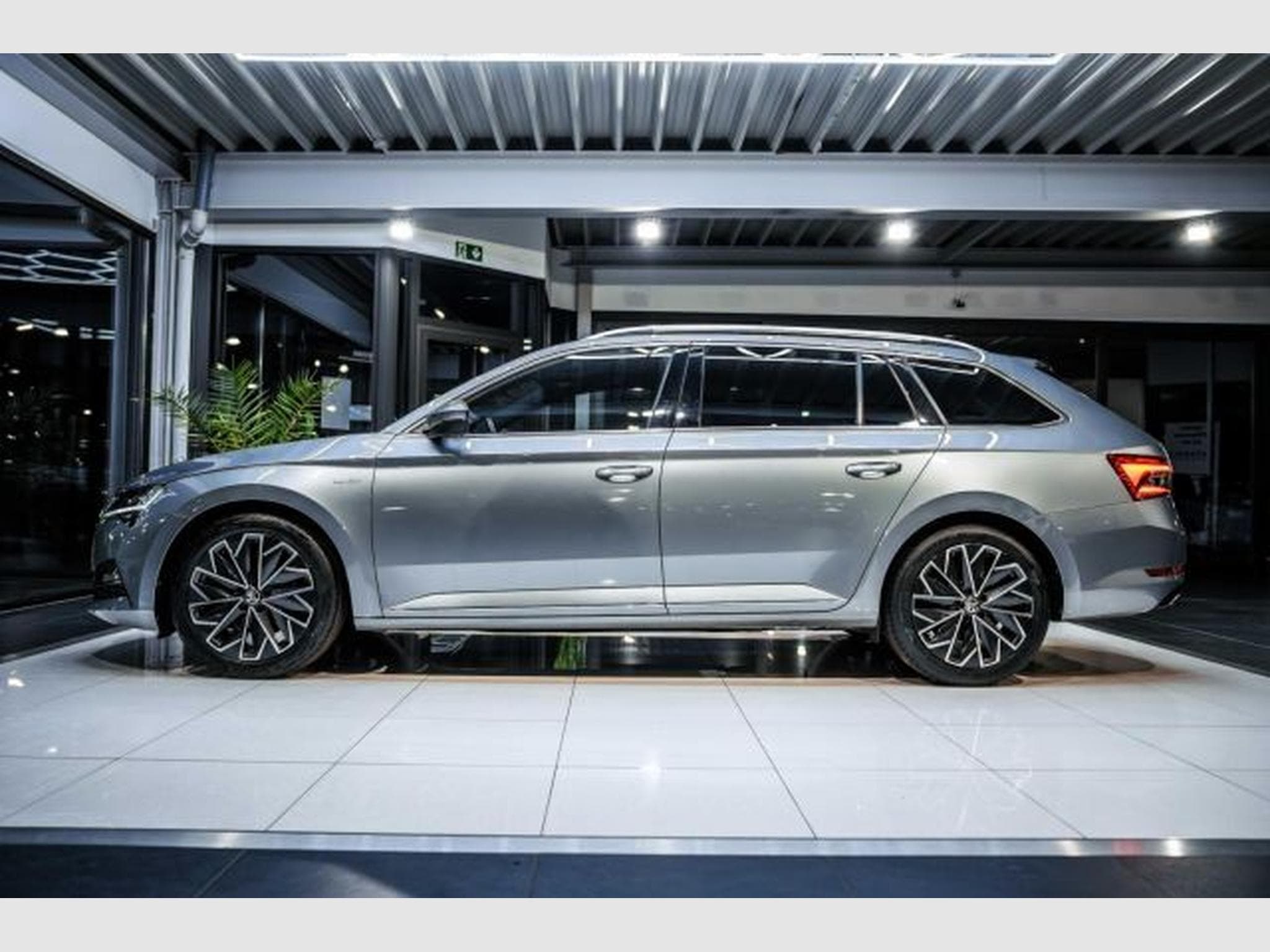 Skoda Superb Superb 2.0 TDI DSG Laurin &amp; Klement STAHZG AHK (2021) - Foto 11