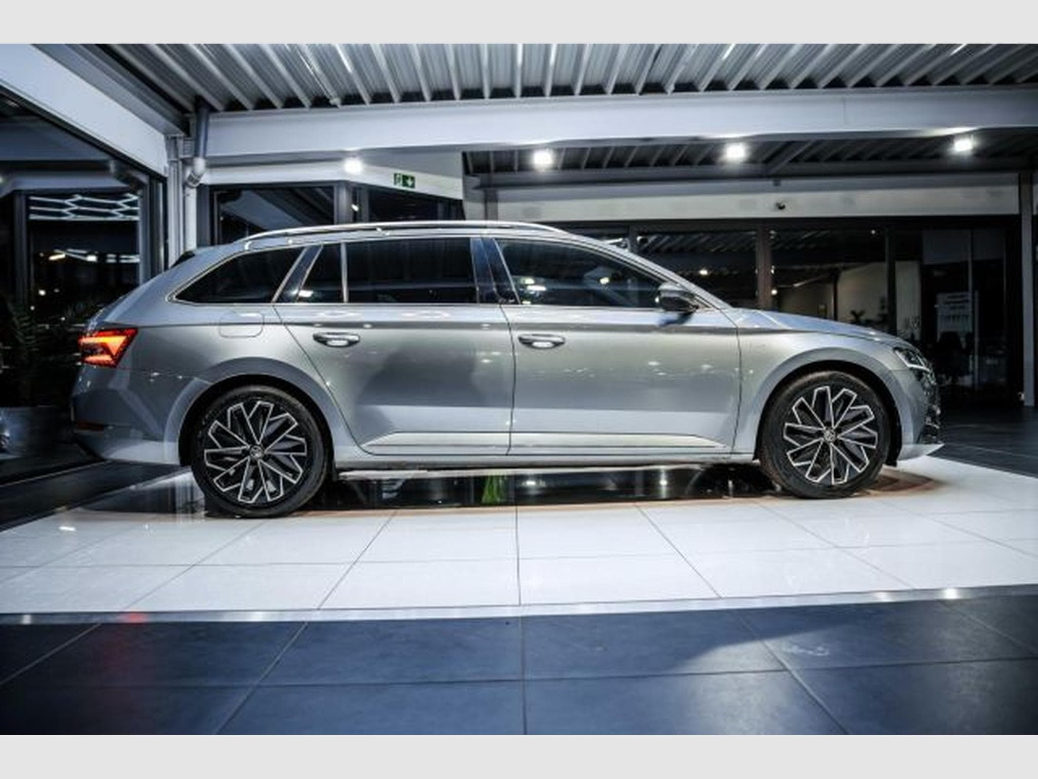 Skoda Superb Superb 2.0 TDI DSG Laurin &amp; Klement STAHZG AHK (2021) - Foto 7