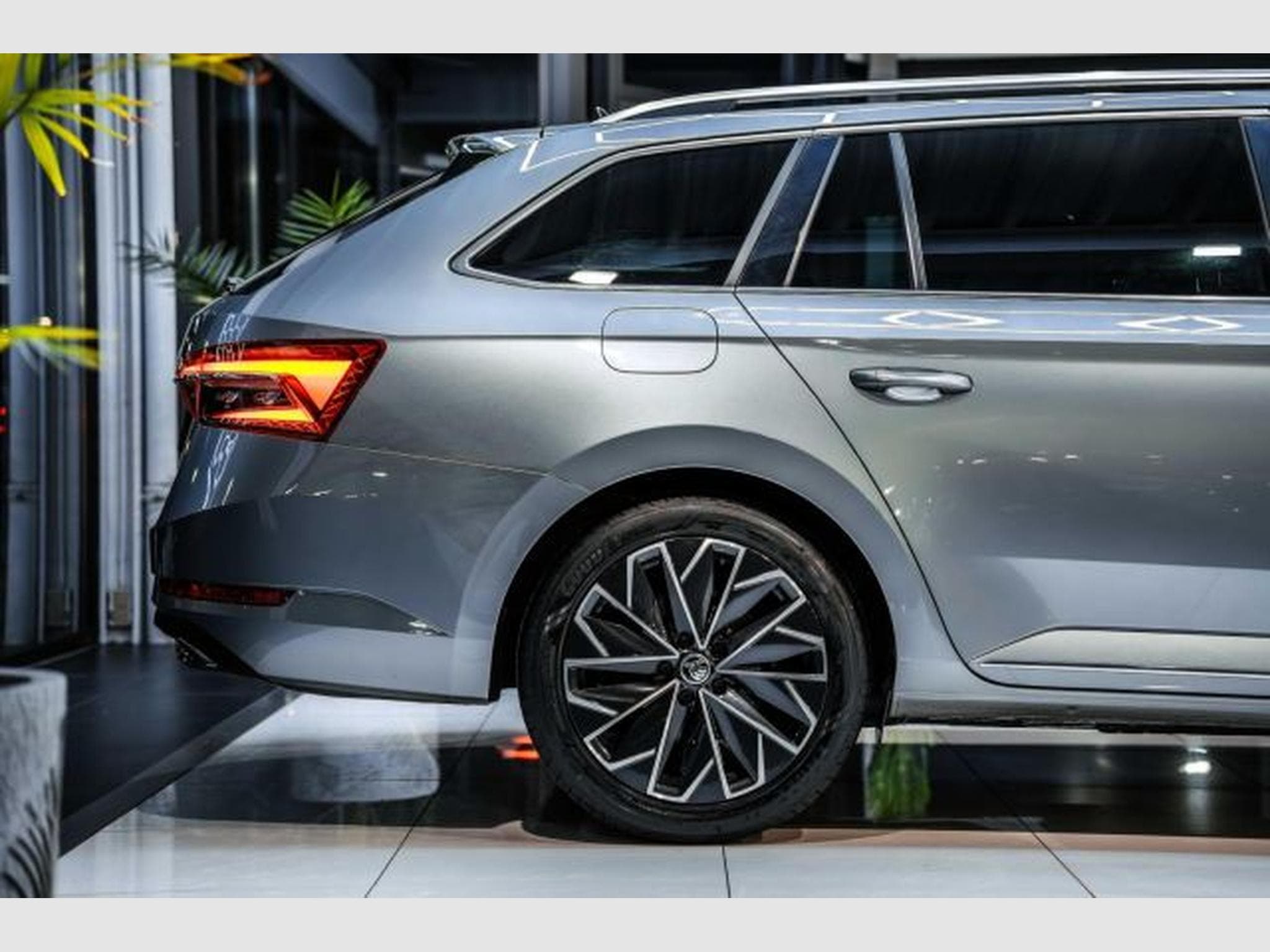 Skoda Superb Superb 2.0 TDI DSG Laurin &amp; Klement STAHZG AHK (2021) - Foto 8