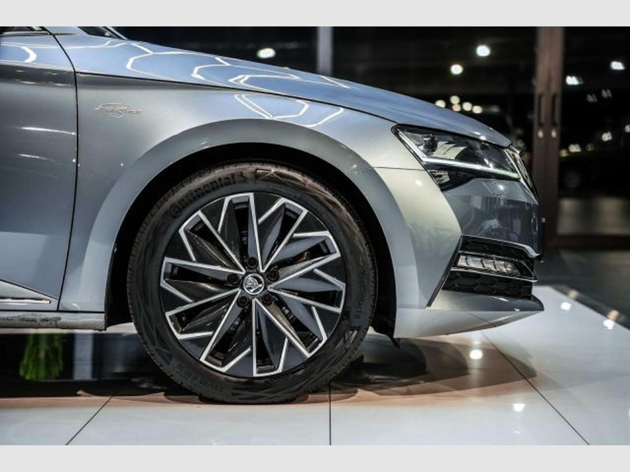 Skoda Superb Superb 2.0 TDI DSG Laurin &amp; Klement STAHZG AHK (2021) - Foto 9