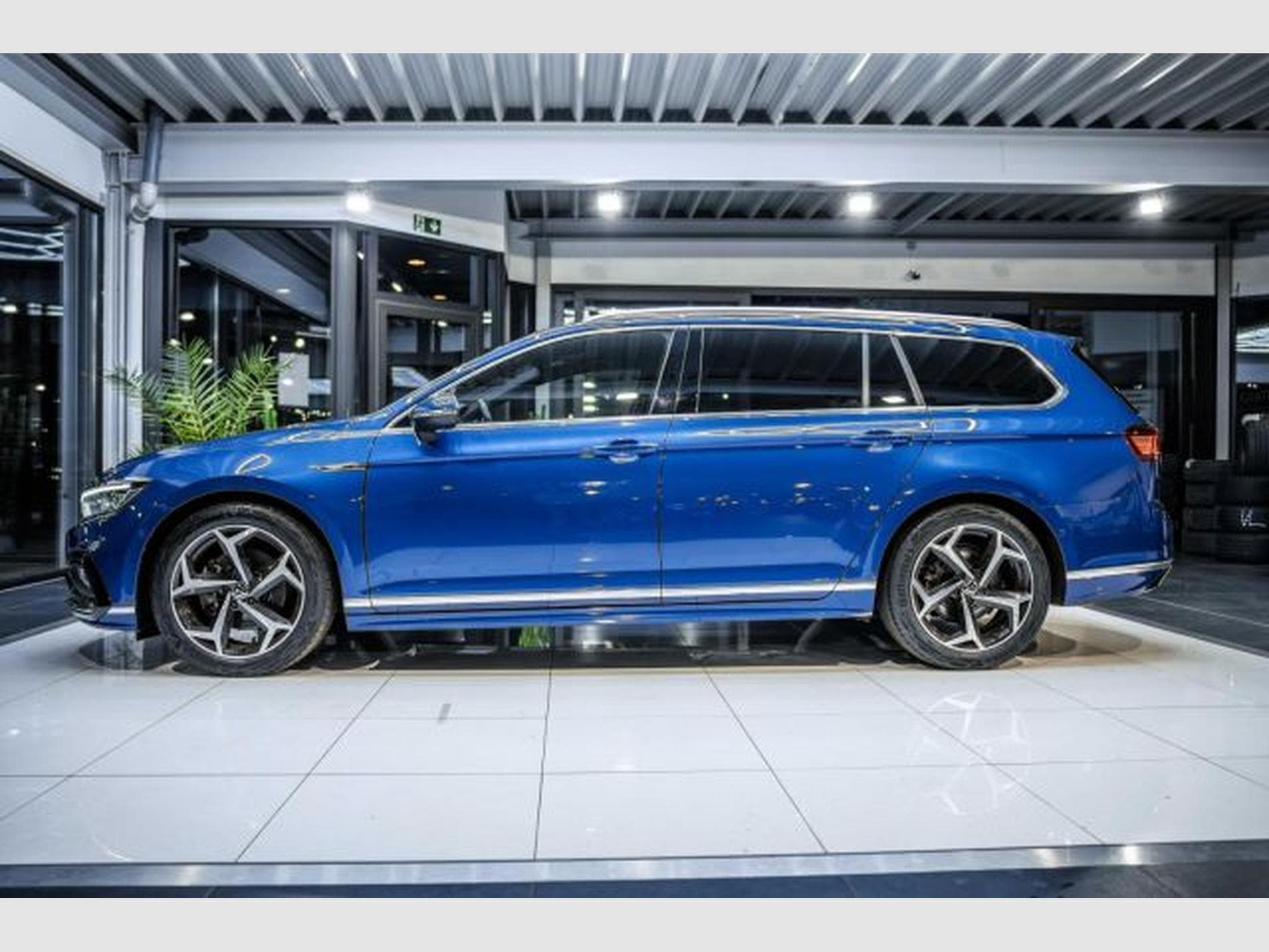 VW Passat Passat Variant 2.0 TDI DSG 3x R-Line AHK H&amp;K IQ (2023) - Foto 10