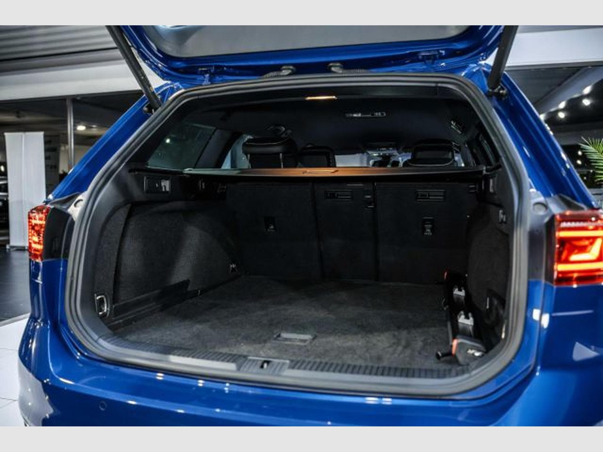 VW Passat Passat Variant 2.0 TDI DSG 3x R-Line AHK H&amp;K IQ (2023) - Foto 15