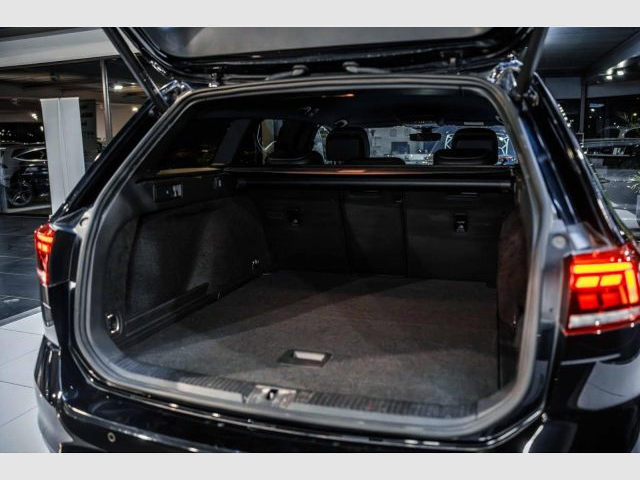 VW Passat Passat 2.0 TDI DSG 2xR-Line NAVI LED AHK RFK ACC (2023) - Photo 14