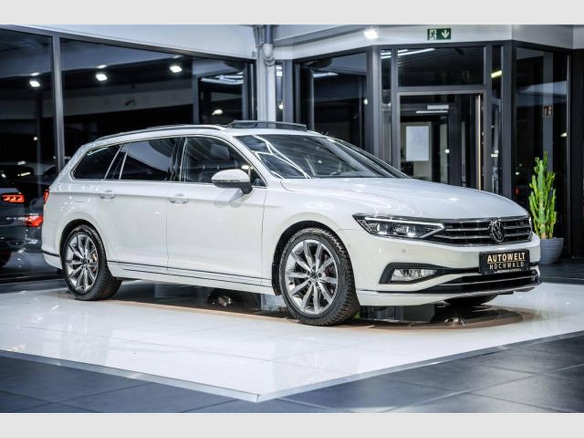 VW Passat Passat Variant 2.0 TDI DSG R-Line NAVI AHK PANO (2024) - Photo 6