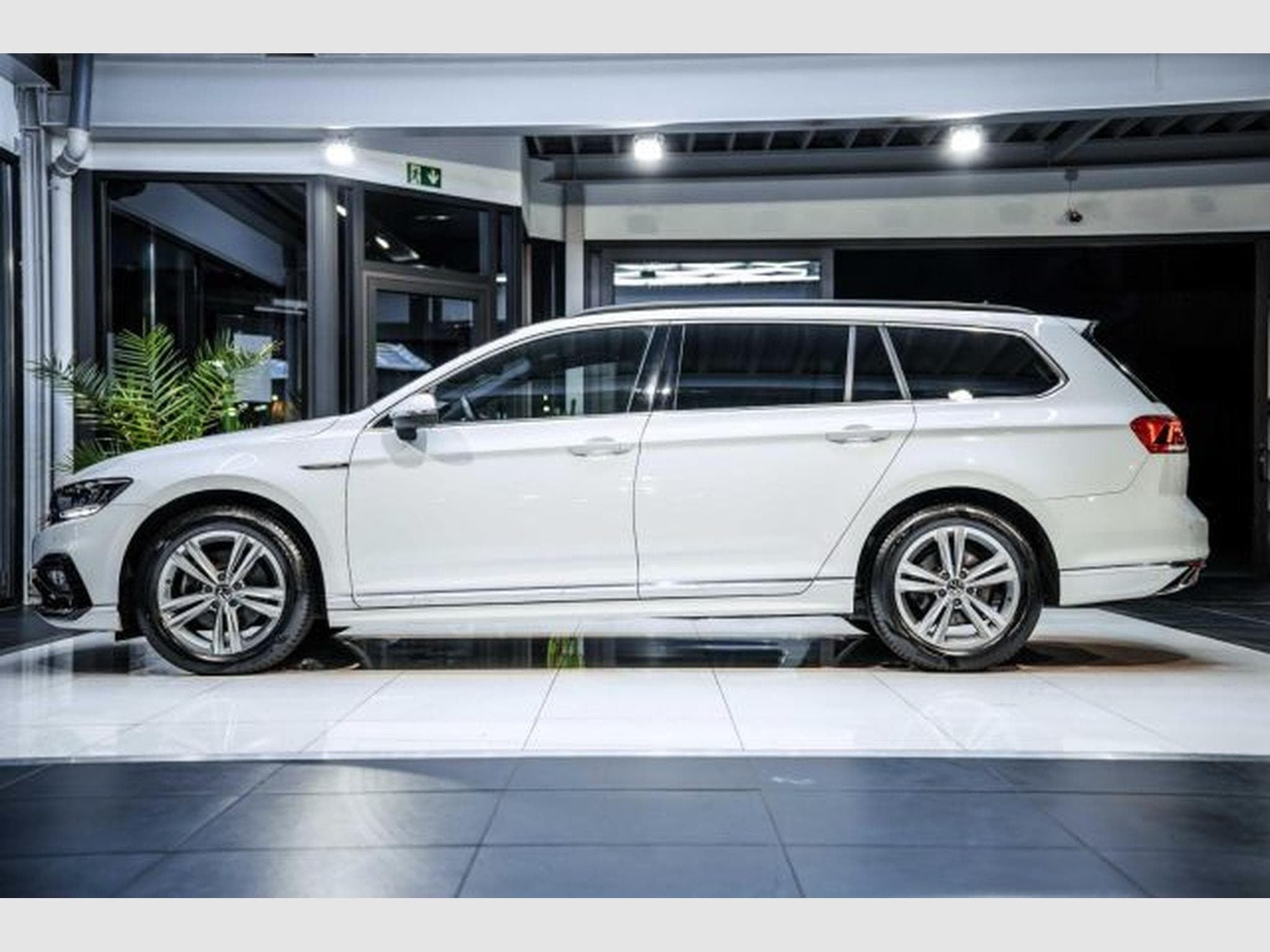VW Passat Passat Variant 2.0 TDI DSG 2x R-Line NAVI LED (2022) - Photo 11