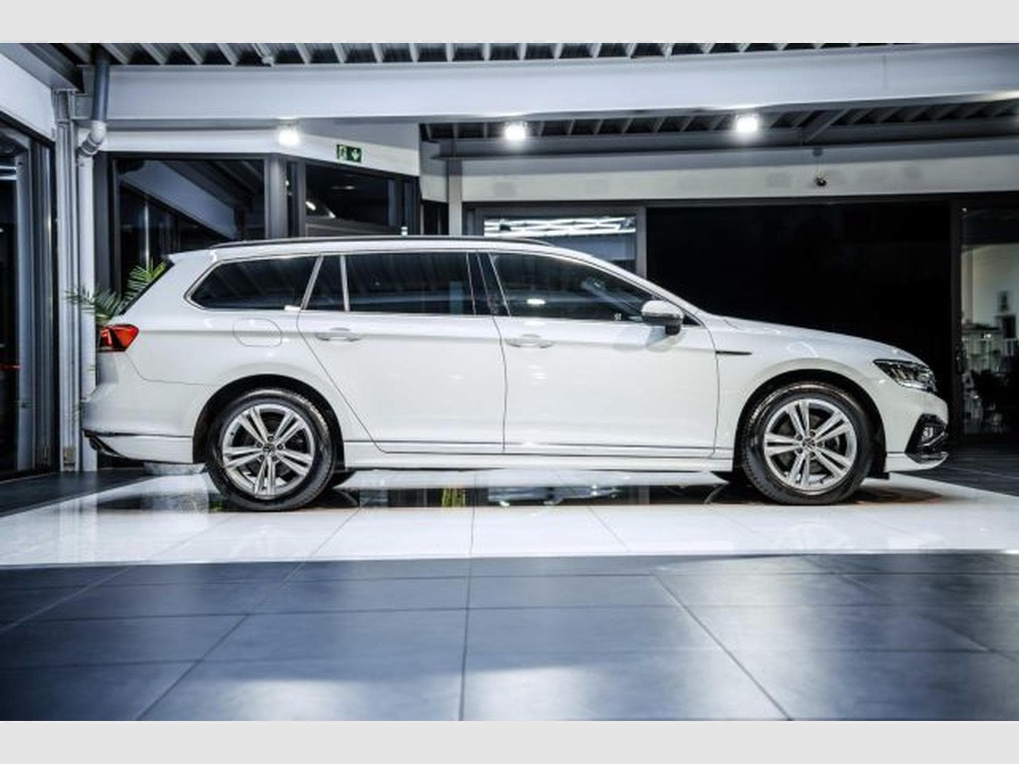 VW Passat Passat Variant 2.0 TDI DSG 2x R-Line NAVI LED (2022) - Photo 7