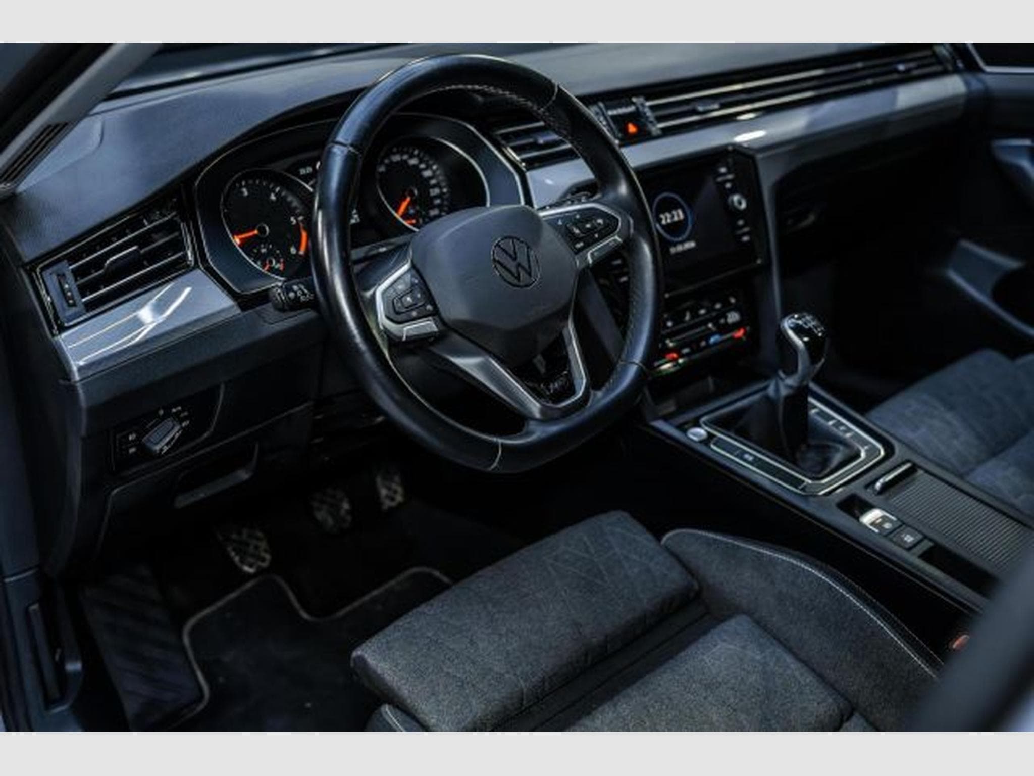 VW Passat Passat 2.0 TDI R-Line NAVI LED RFK ACC SHZG PDC (2022) - Photo 15