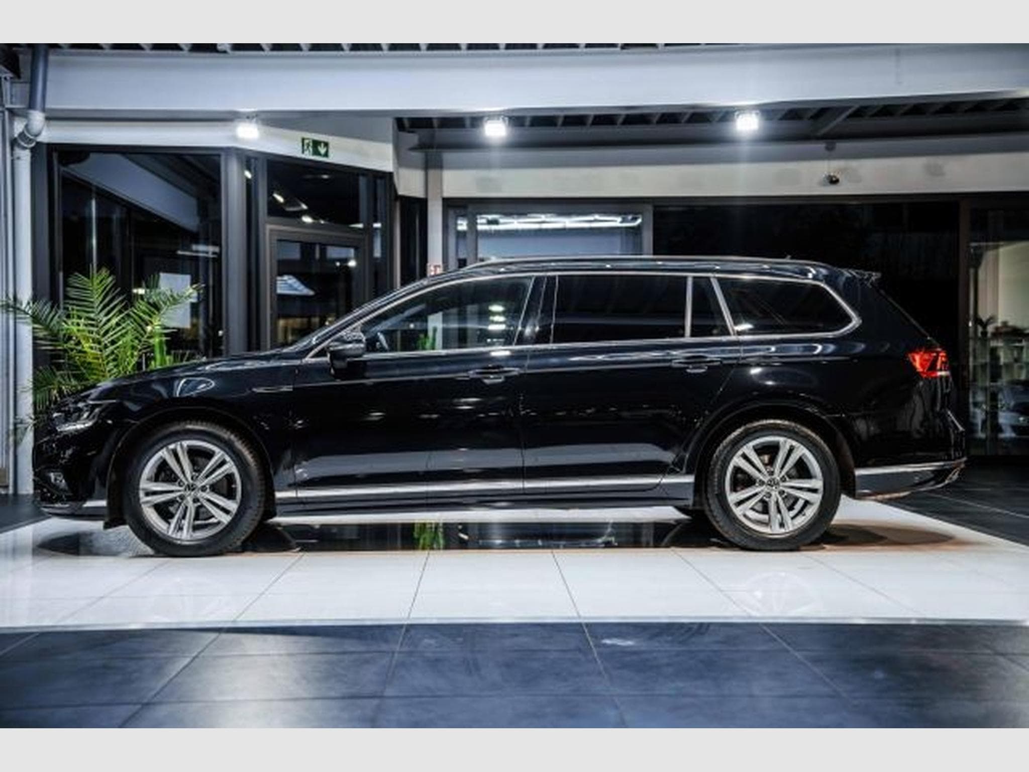 VW Passat Passat Variant 2.0 TDI DSG 2xR-Line NAVI LED AHK (2023) - Photo 10