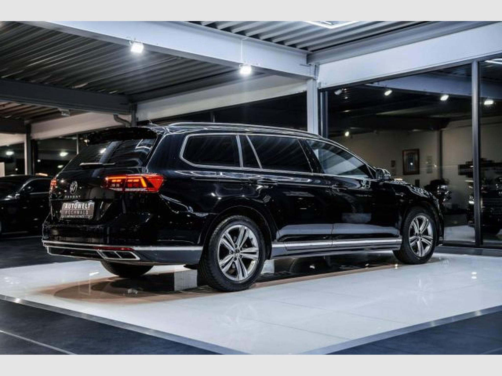 VW Passat Passat Variant 2.0 TDI DSG 2xR-Line NAVI LED AHK (2023) - Photo 13