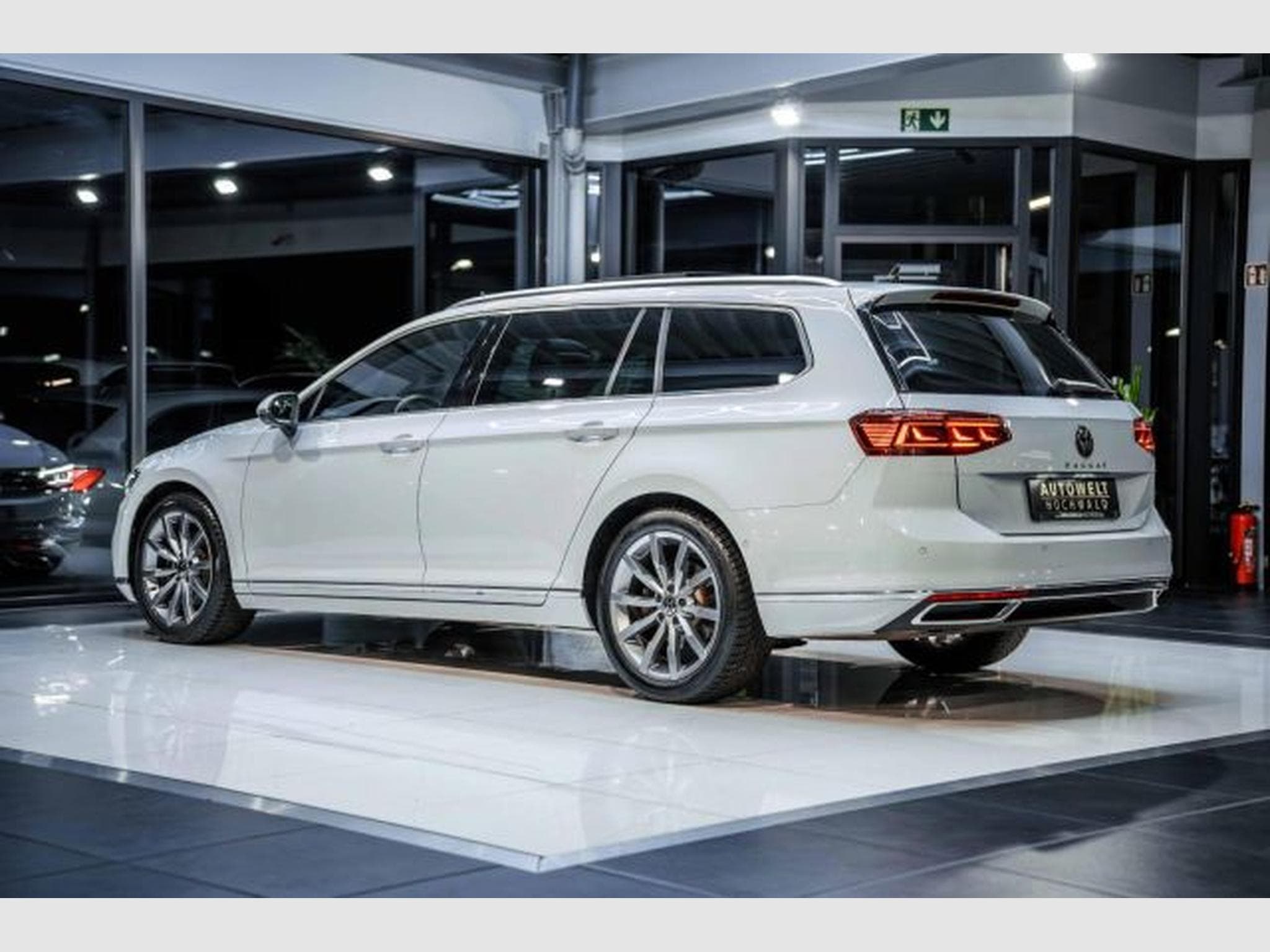 VW Passat Passat 2.0 TDI DSG R-Line Elegance NAVI AHK PANO (2024) - Photo 11