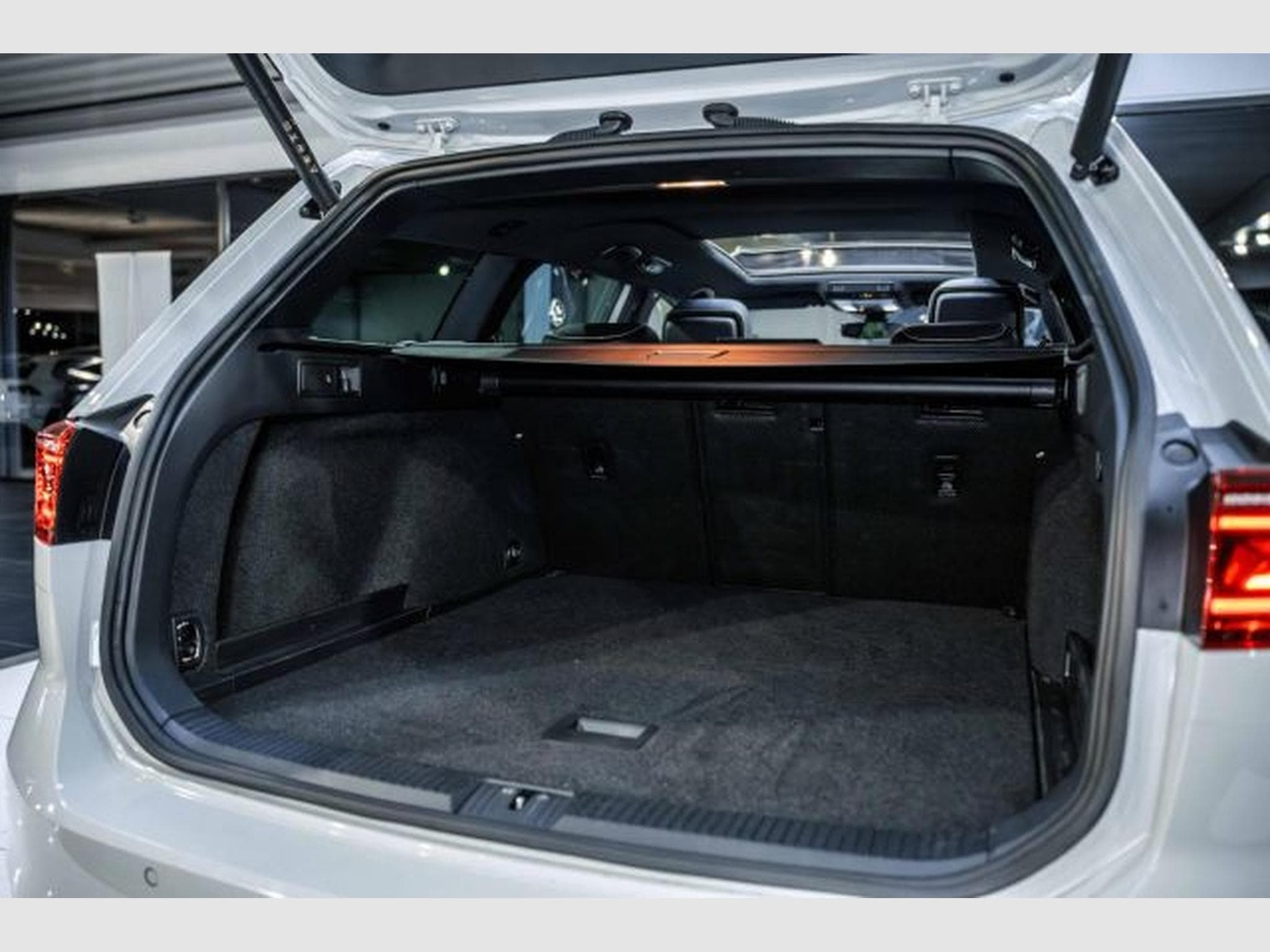 VW Passat Passat 2.0 TDI DSG R-Line Elegance NAVI AHK PANO (2024) - Photo 13