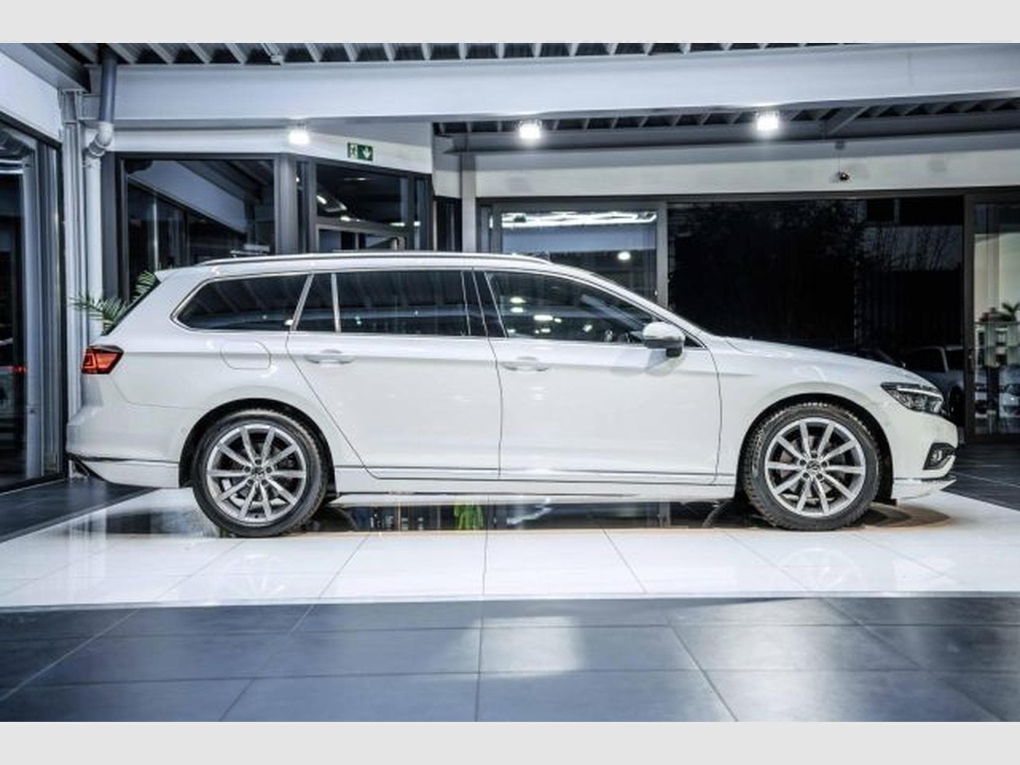 VW Passat Passat 2.0 TDI DSG R-Line Elegance NAVI AHK PANO (2024) - Photo 7