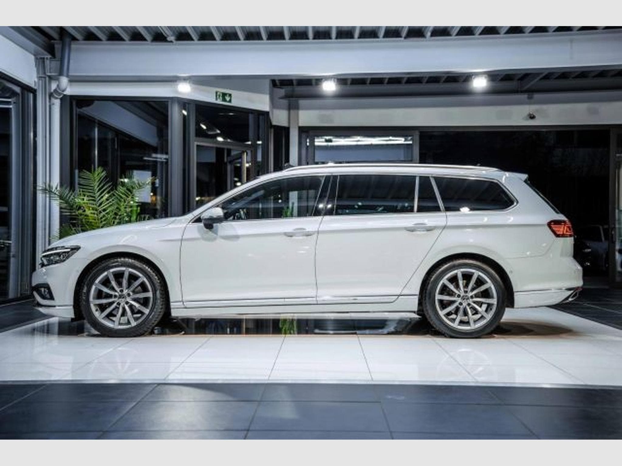 VW Passat Passat 2.0 TDI DSG R-Line Elegance NAVI AHK PANO (2024) - Photo 8