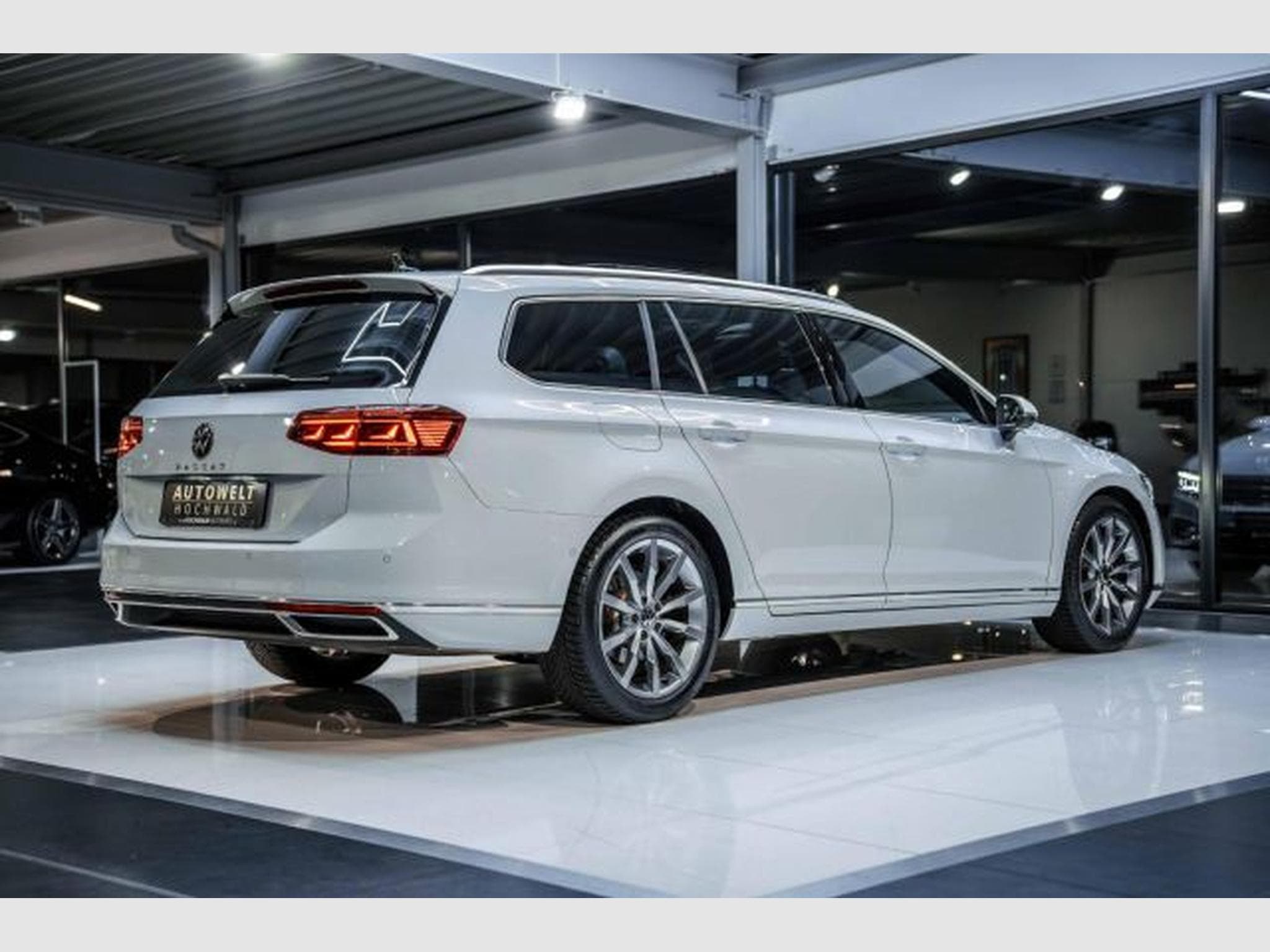 VW Passat Passat 2.0 TDI DSG R-Line Elegance NAVI AHK PANO (2024) - Photo 9