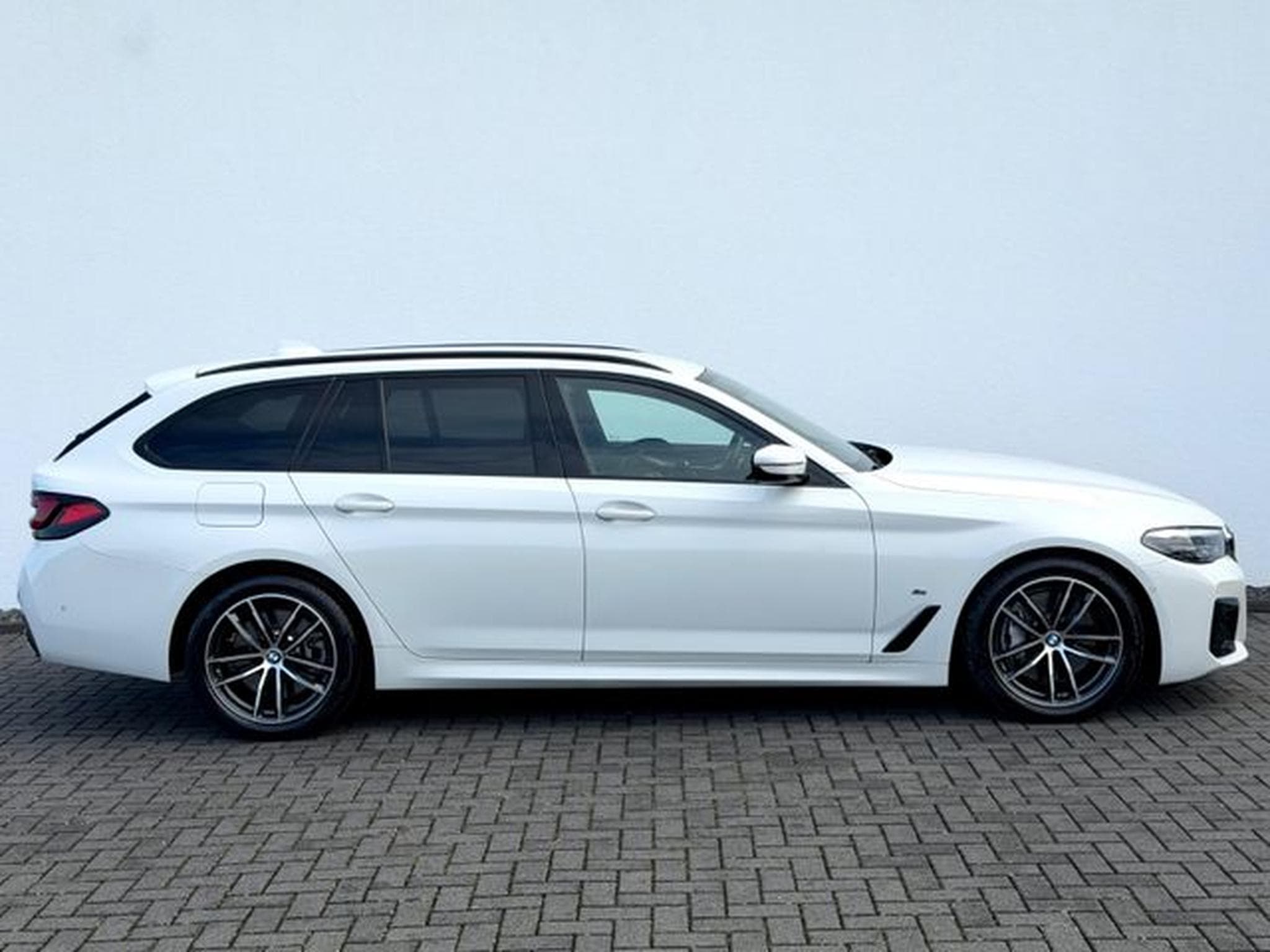 BMW 530 530d xDrive Touring M Sport Paket (2023) - Foto 4