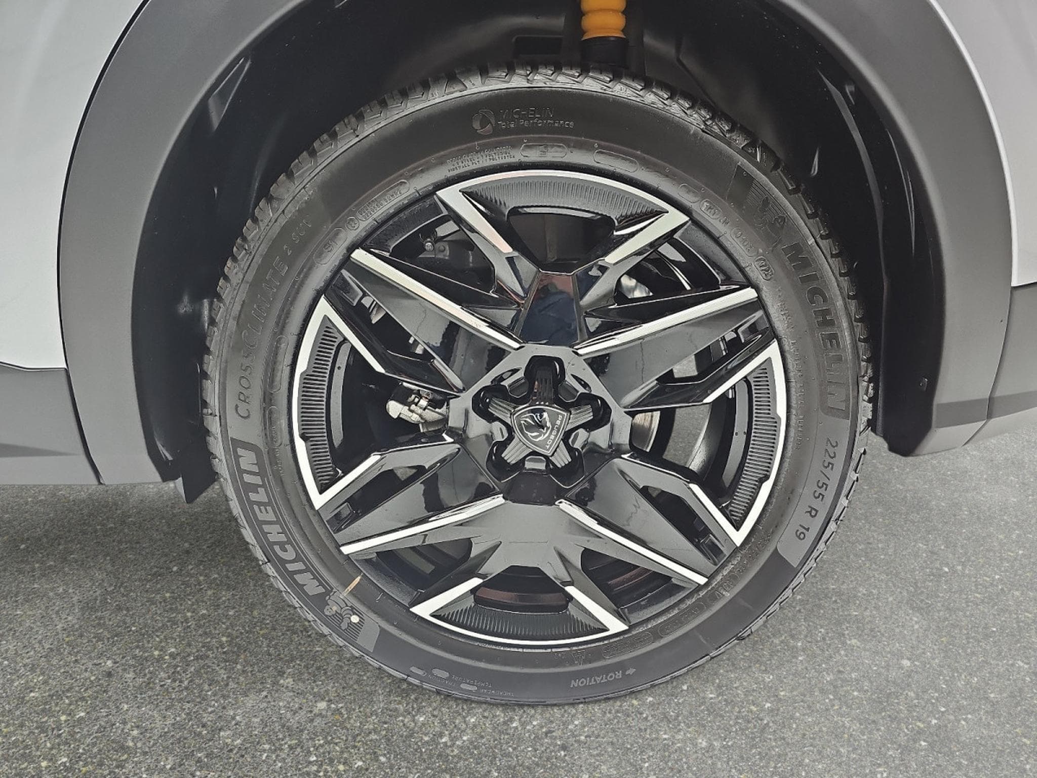 Peugeot 3008 1.2 Hybrid 145 E-DSC6 Allure (2025) - Photo 6