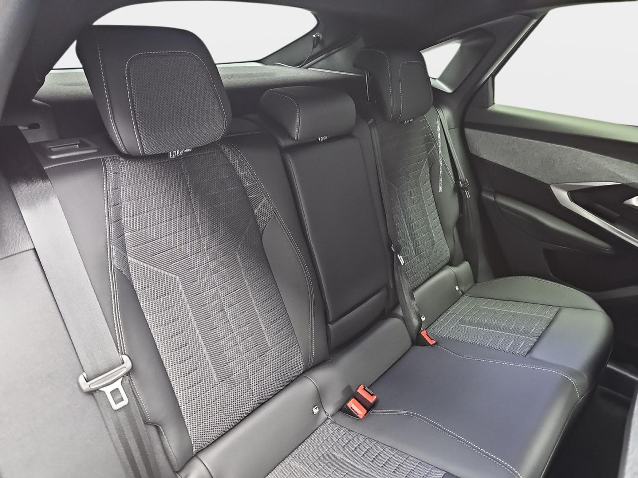 Peugeot 3008 1.2 Hybrid 145 E-DSC6 GT (2025) - Photo 17