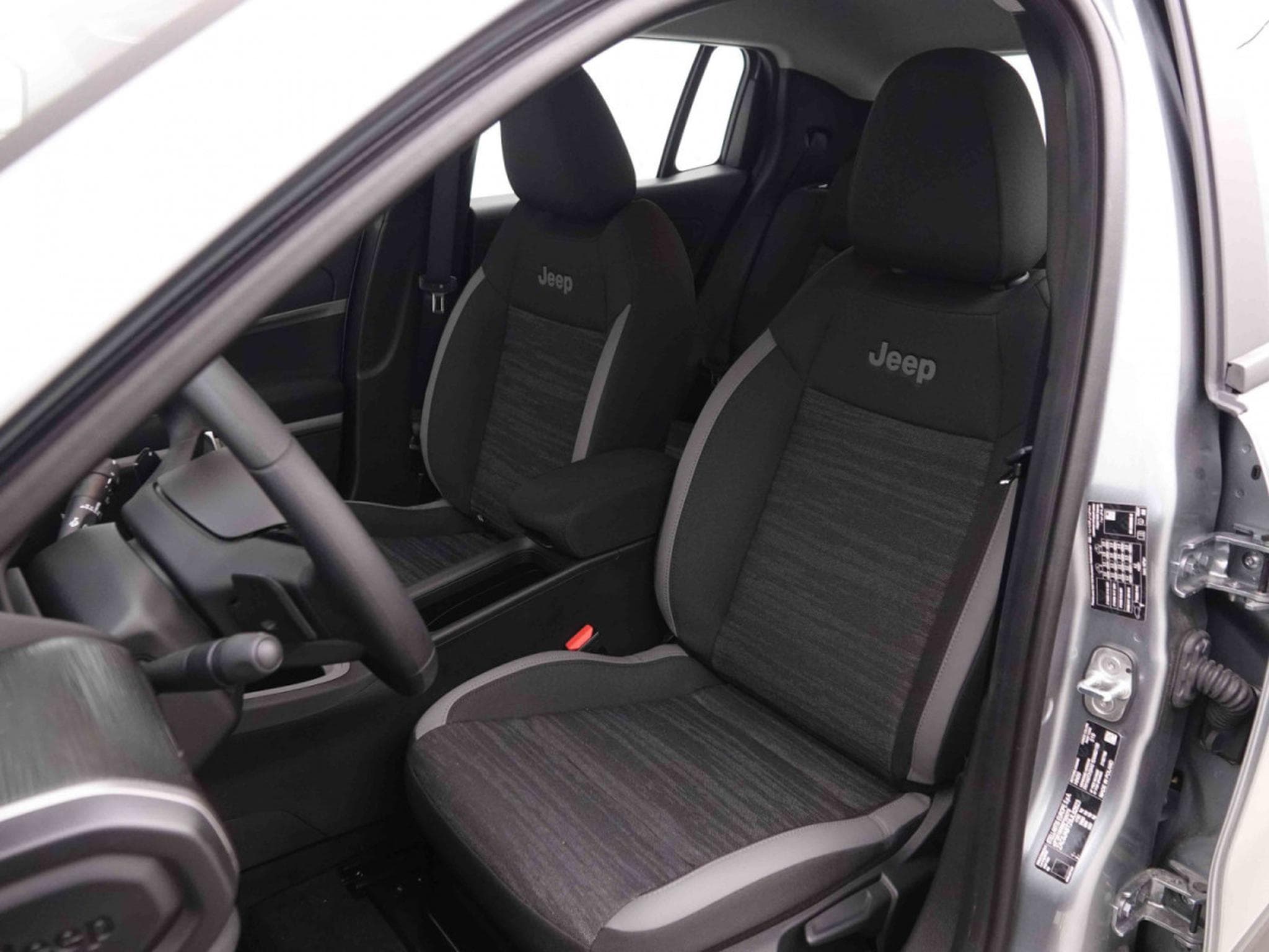 Jeep Avenger 1.2 MHEV DCT Longitide (2025) - Foto 6