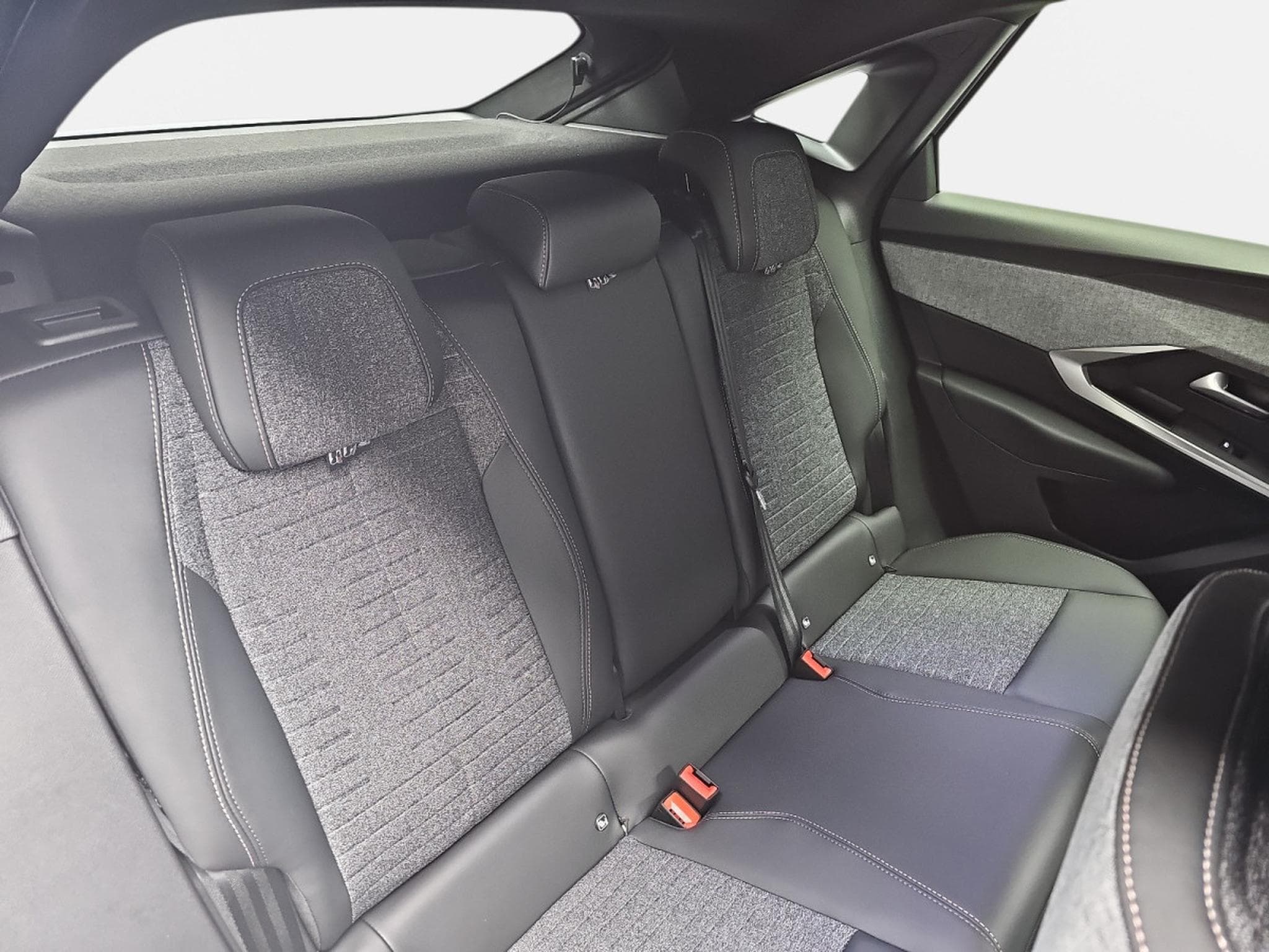 Peugeot 3008 1.2 Hybrid 145 E-DSC6 Allure (2025) - Photo 14