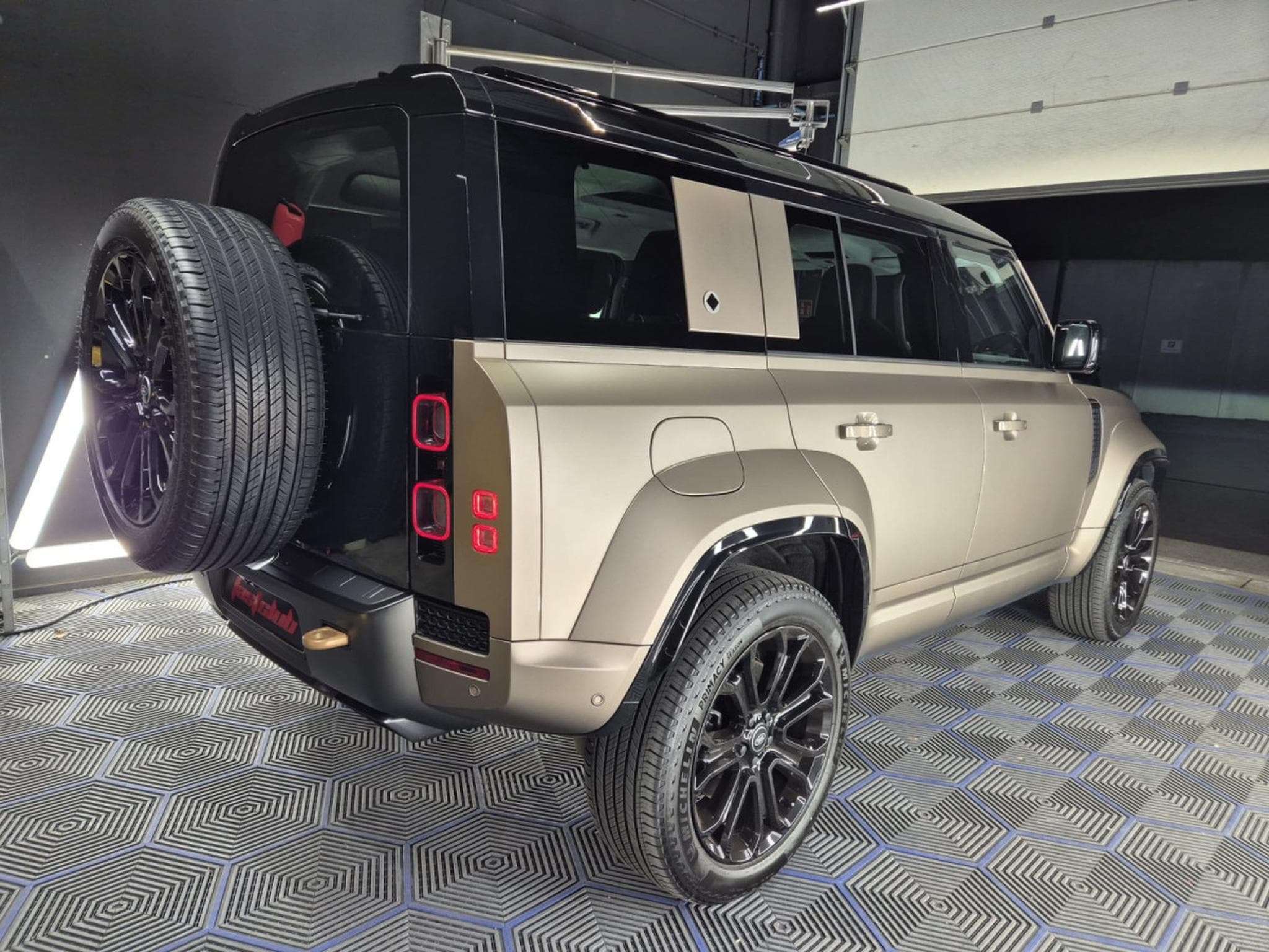 Land-Rover Defender V8 4.4 P635 110 OCTA Petra Copper SHZ LEDER KAMERA*PANO*MERI (2025) - Photo 11