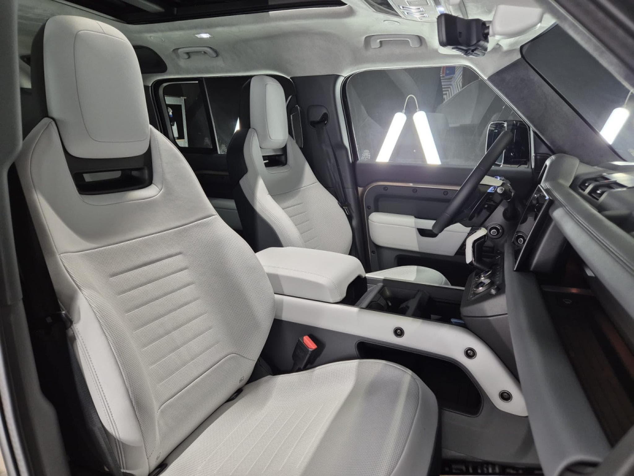 Land-Rover Defender V8 4.4 P635 110 OCTA Petra Copper SHZ LEDER KAMERA*PANO*MERI (2025) - Photo 17