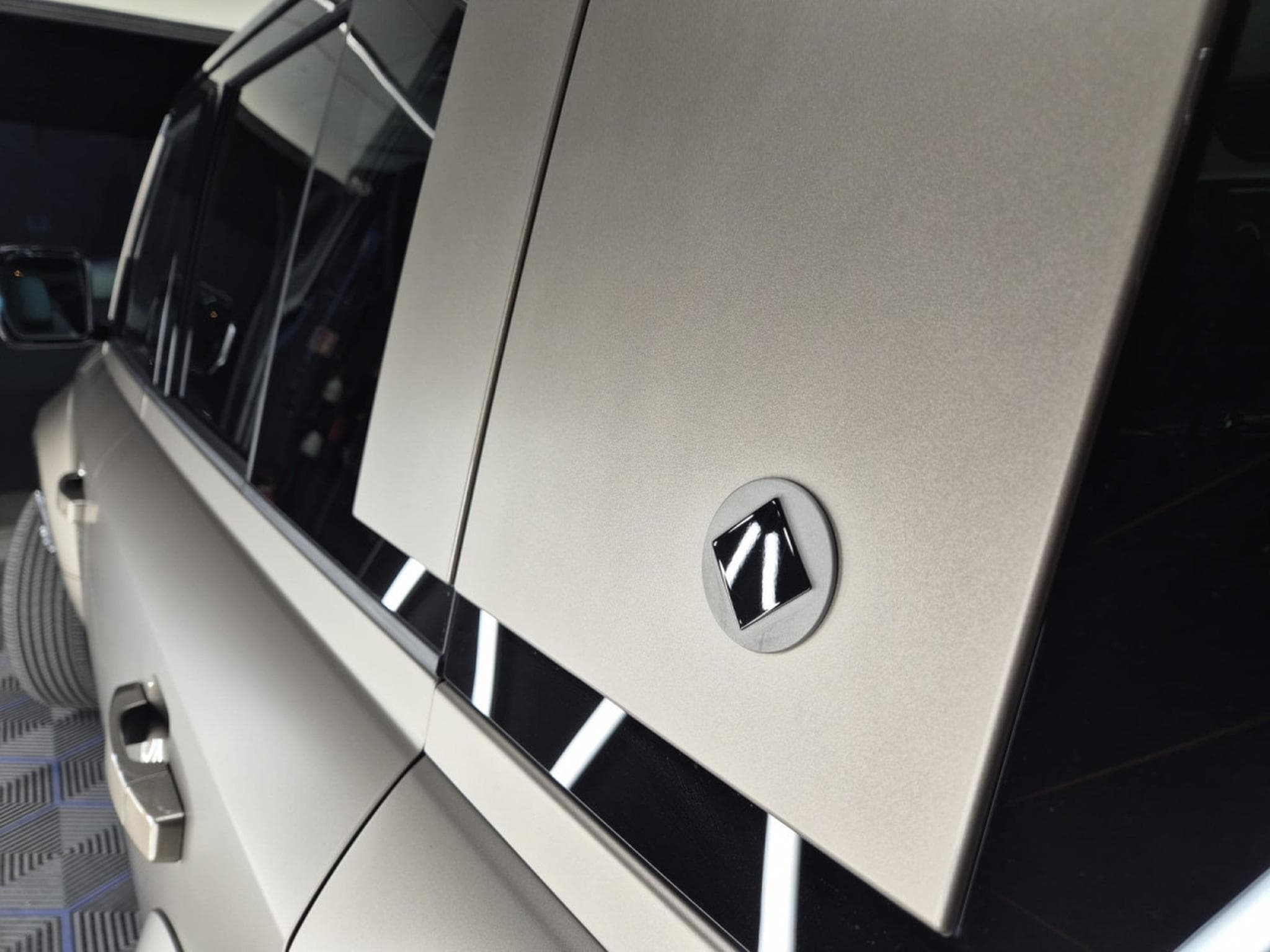 Land-Rover Defender V8 4.4 P635 110 OCTA Petra Copper SHZ LEDER KAMERA*PANO*MERI (2025) - Photo 7