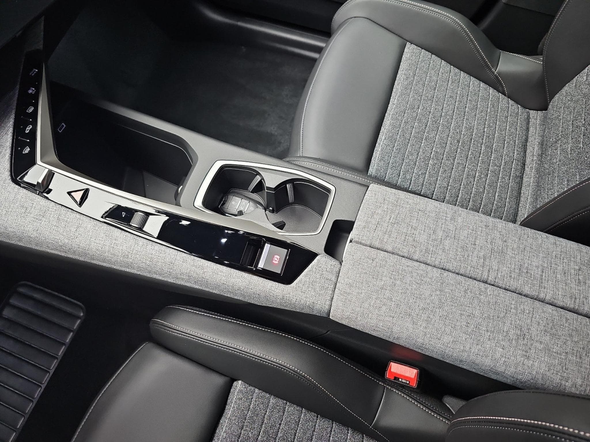 Peugeot 5008 1.2 PureTech 146 e-DSC6 ALLURE (2025) - Photo 12