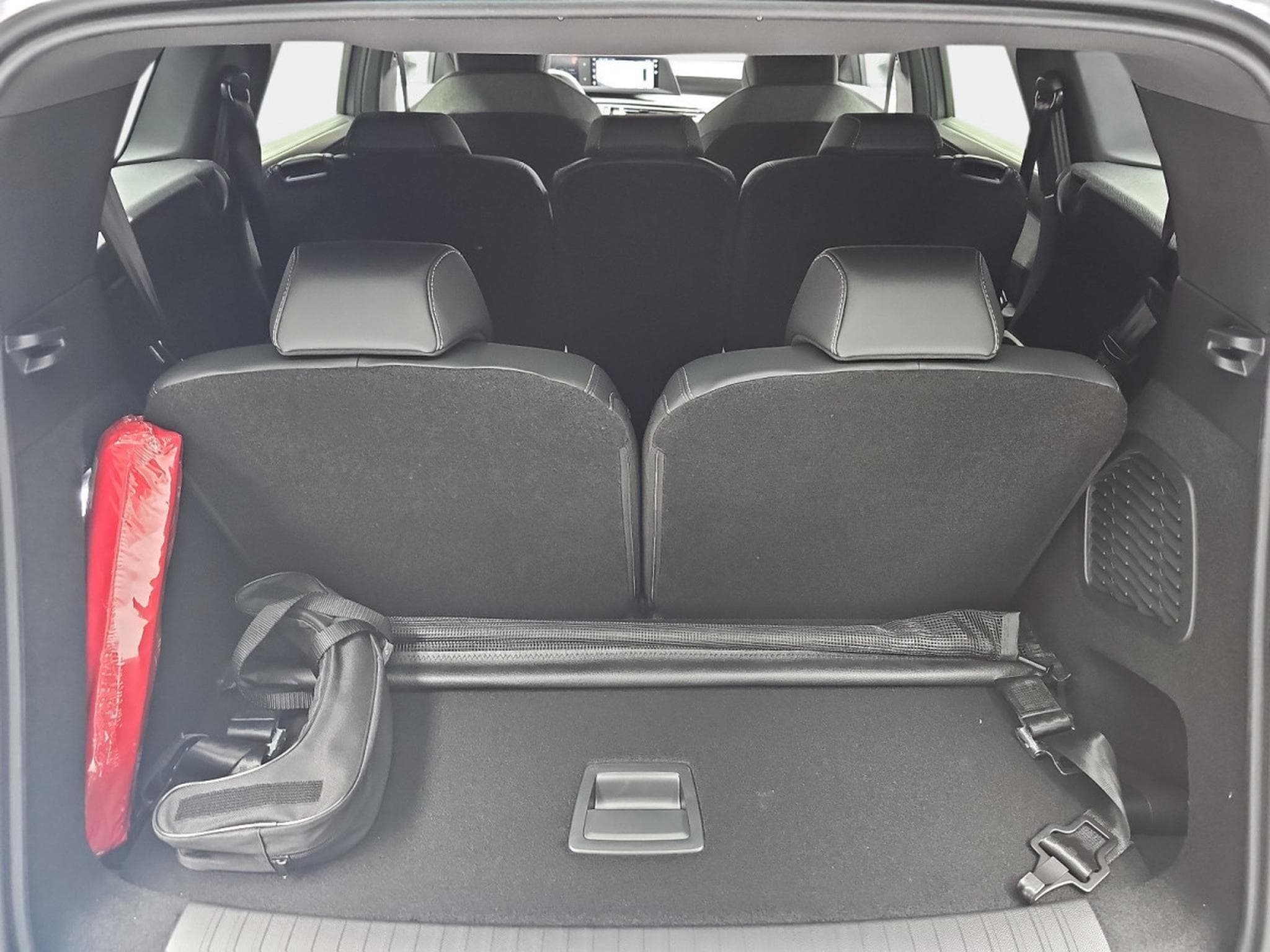 Peugeot 5008 1.2 PureTech 146 e-DSC6 ALLURE (2025) - Photo 13