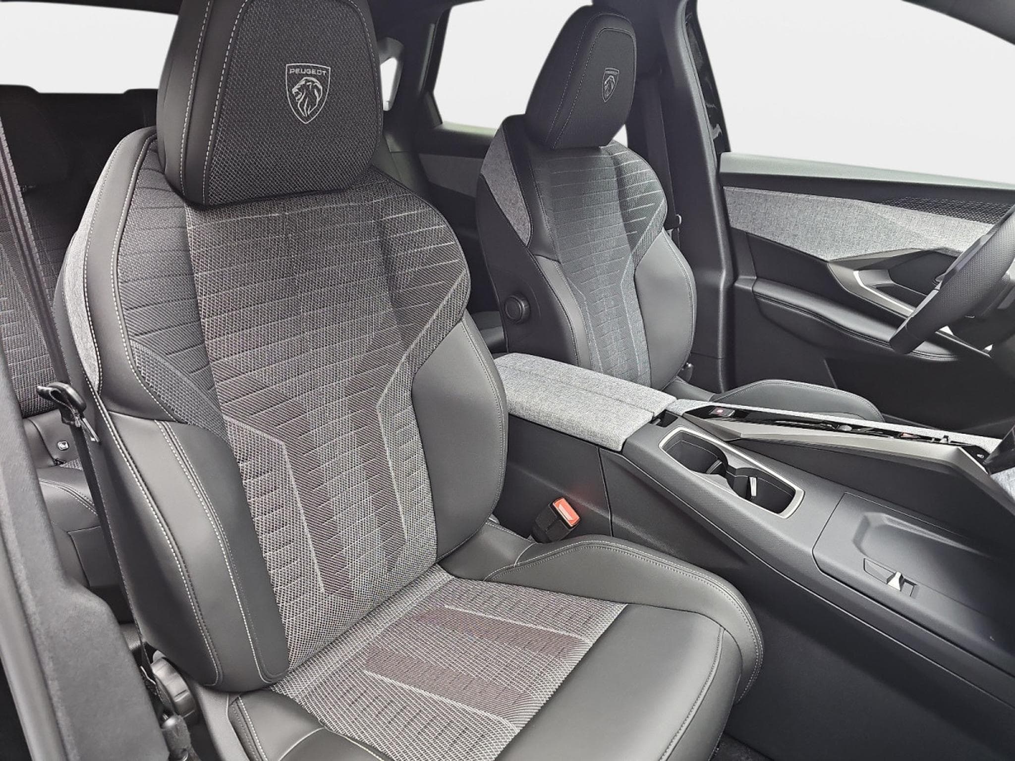 Peugeot 5008 1.2 PureTech 146 e-DSC6 GT (2025) - Photo 14