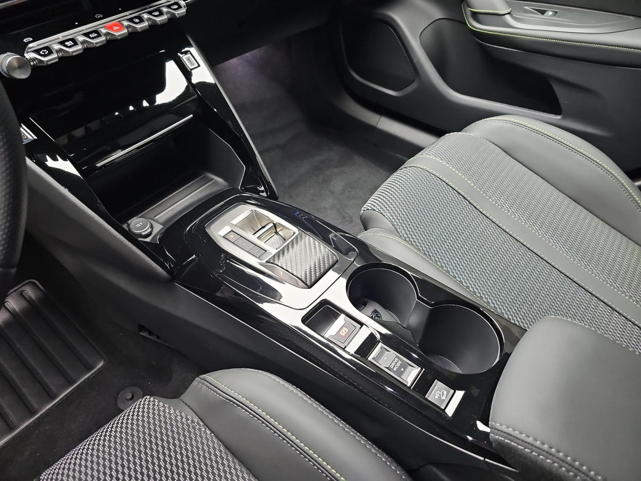 Peugeot 2008 1.2 Hybrid 145 E-DSC6 GT (2025) - Photo 12